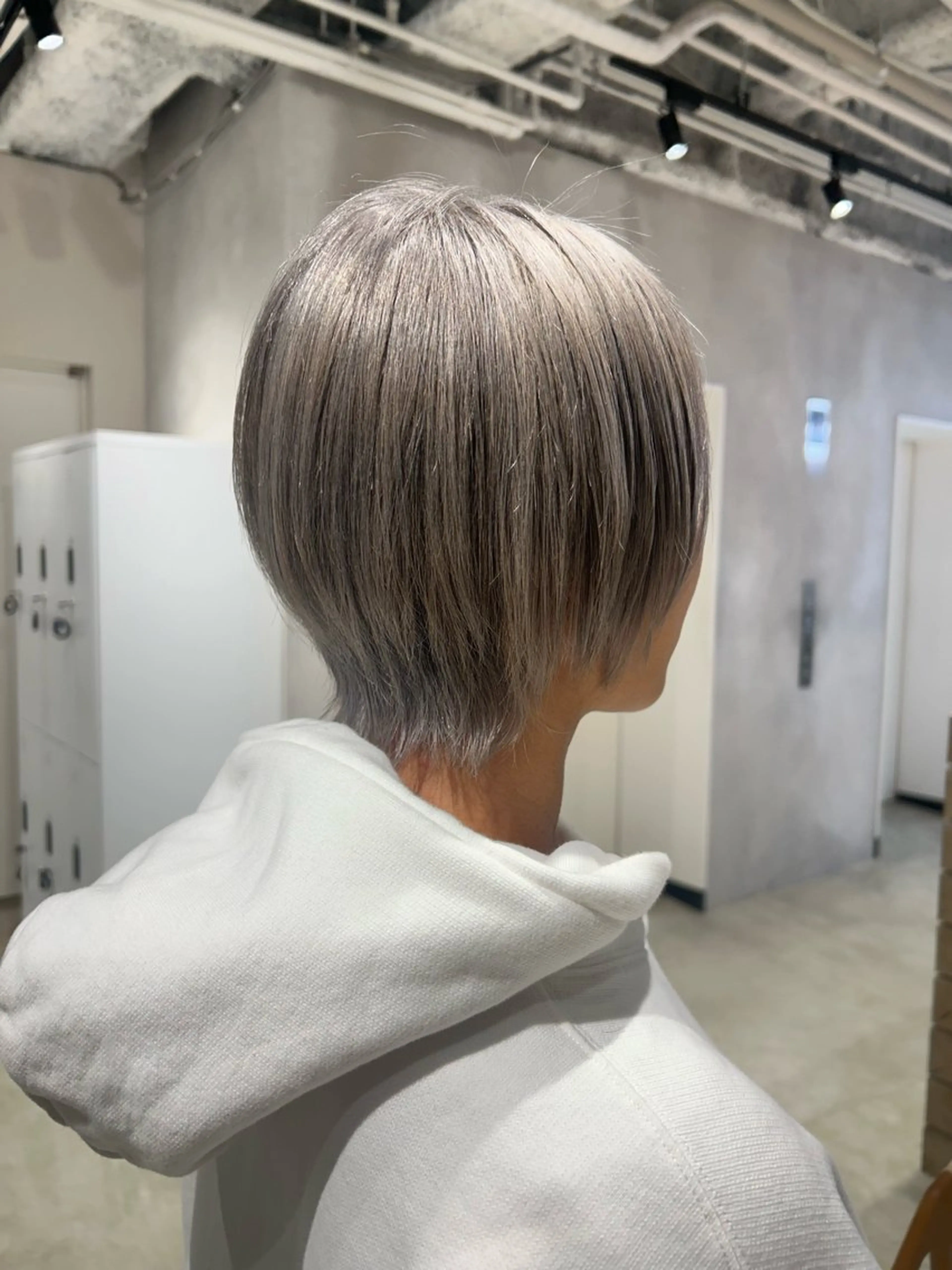 ショート カラー アッシュ ブリーチ シルバー シルバーアッシュ カット ヘアカラー ピンク/ベージュ /似合わせ/田島百華のヘアスタイル