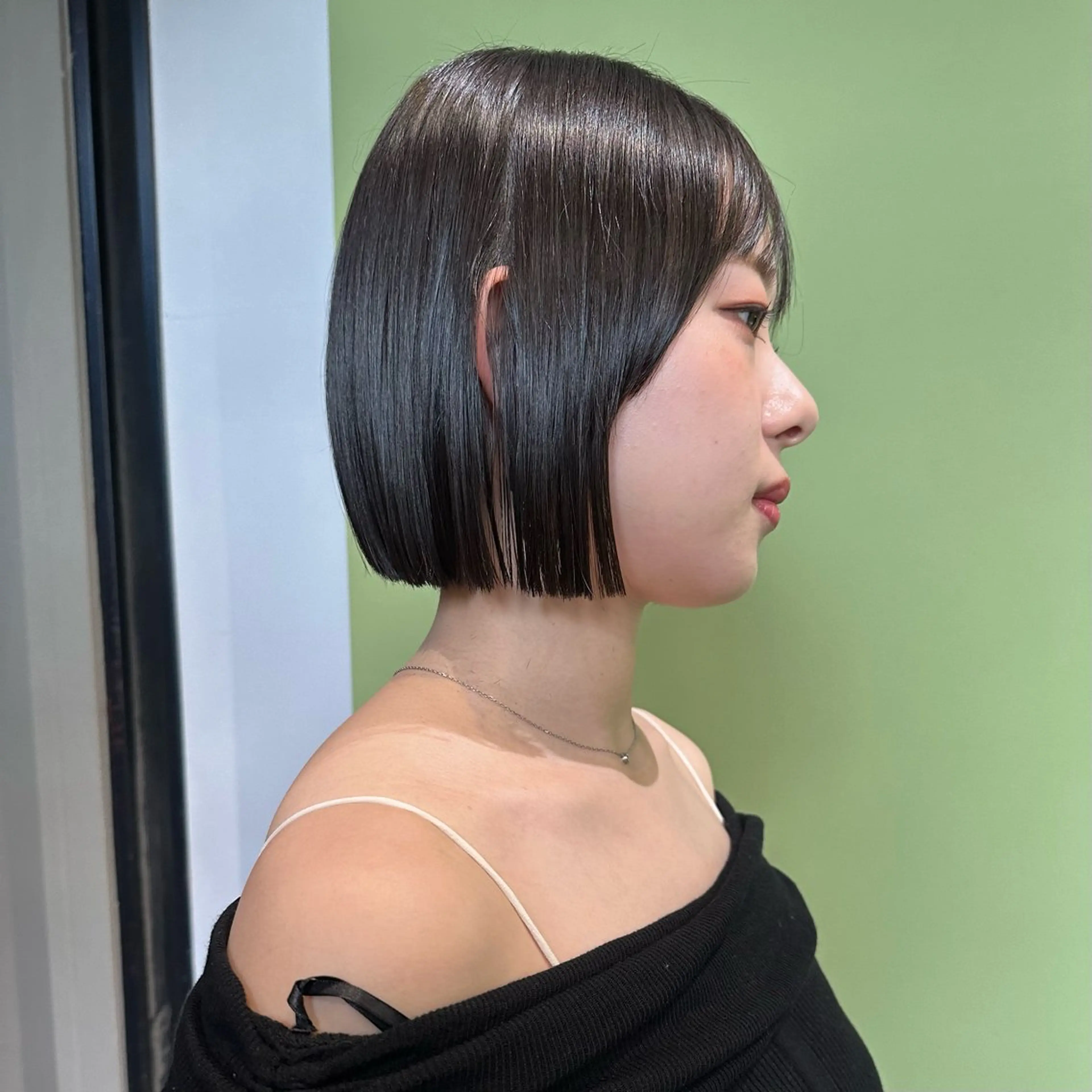 ミディアム ボブ KURO 艶カラー レイヤーカットのヘアスタイル