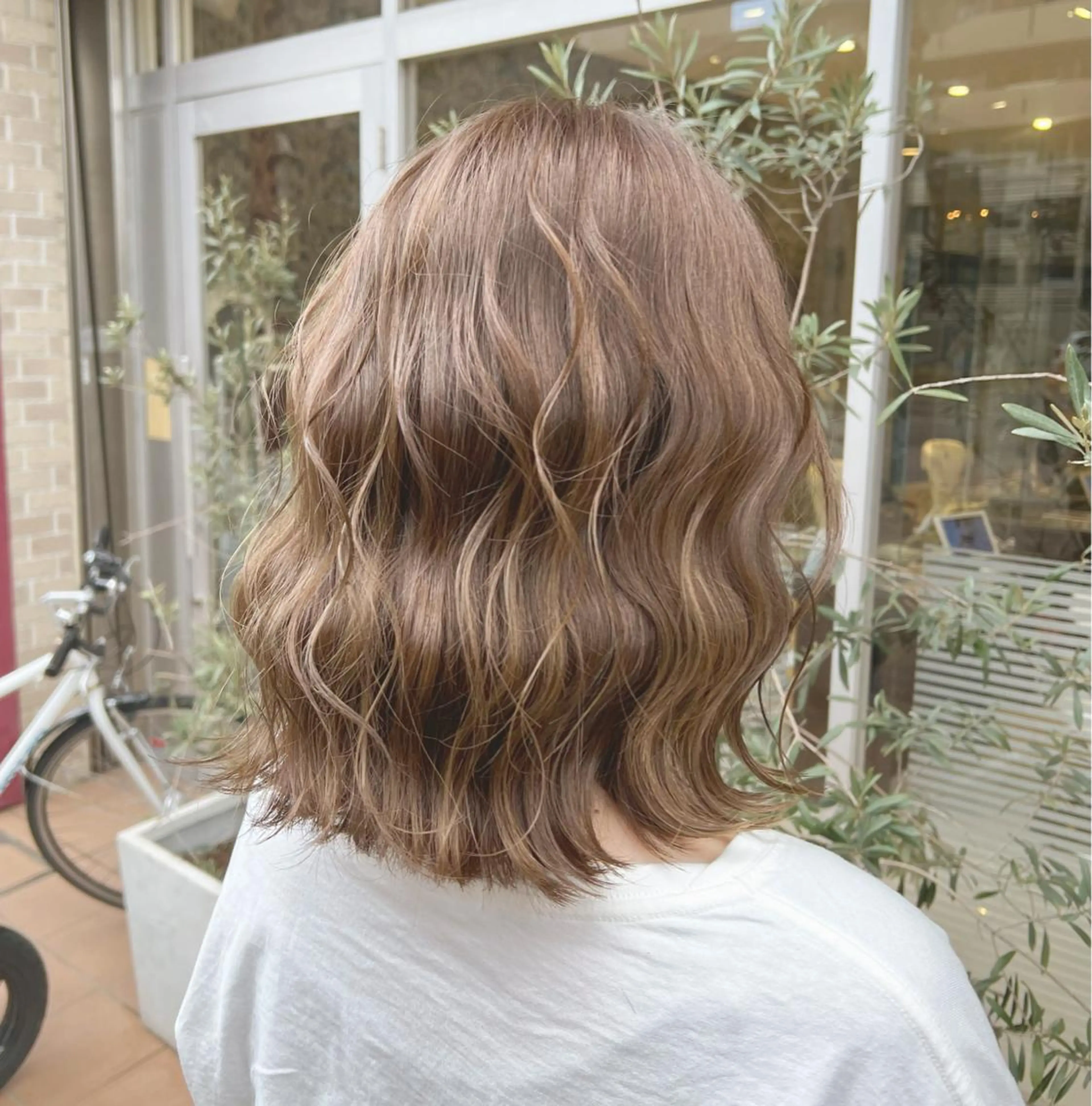 ミディアム カラー カット ヘアカラー トリートメント 美髪矯正/髪質改善 /透明感ある艶カラーのヘアスタイル