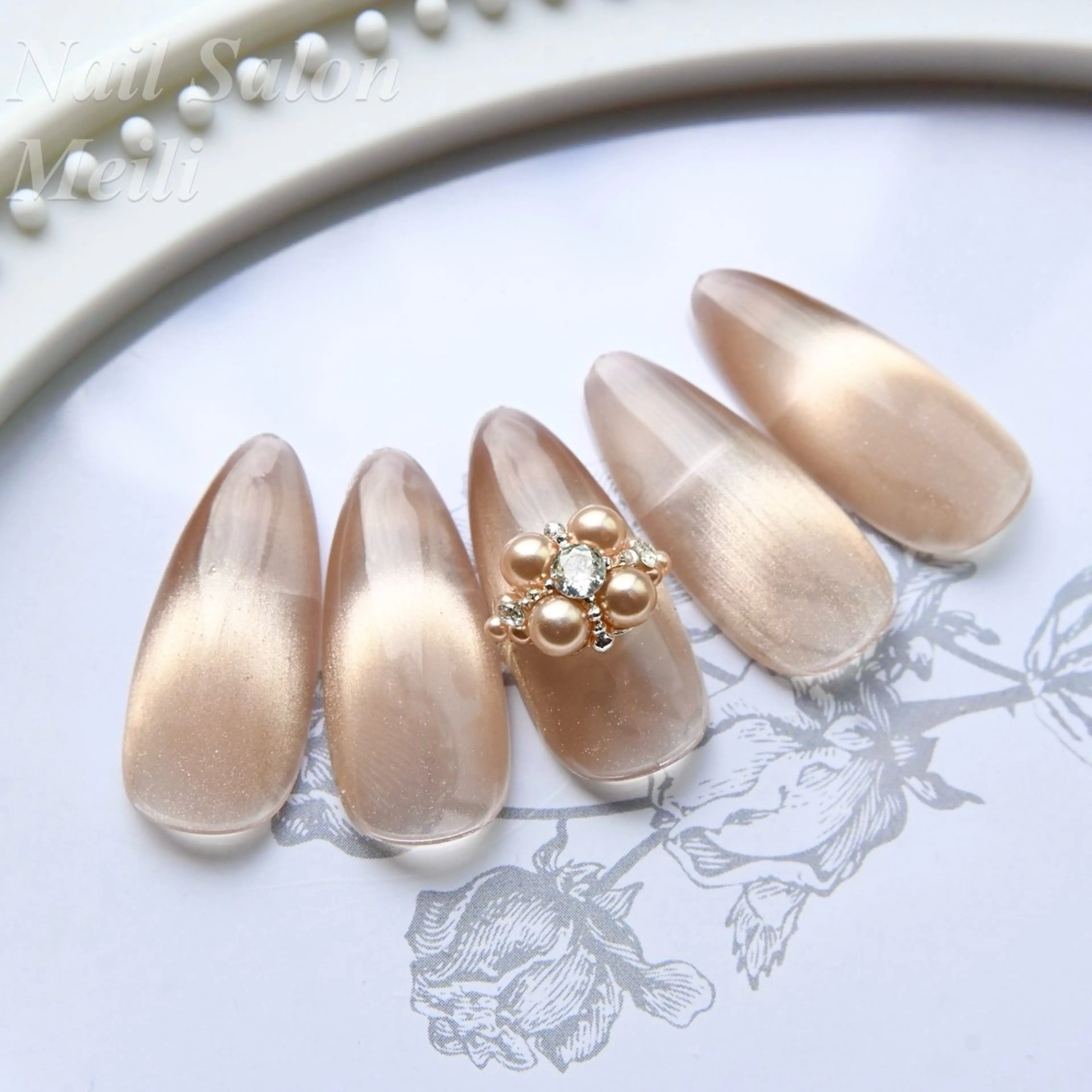 ネイル ゴールド マグネットネイル ハンドネイル ネイルサロン メイリーのネイルデザイン