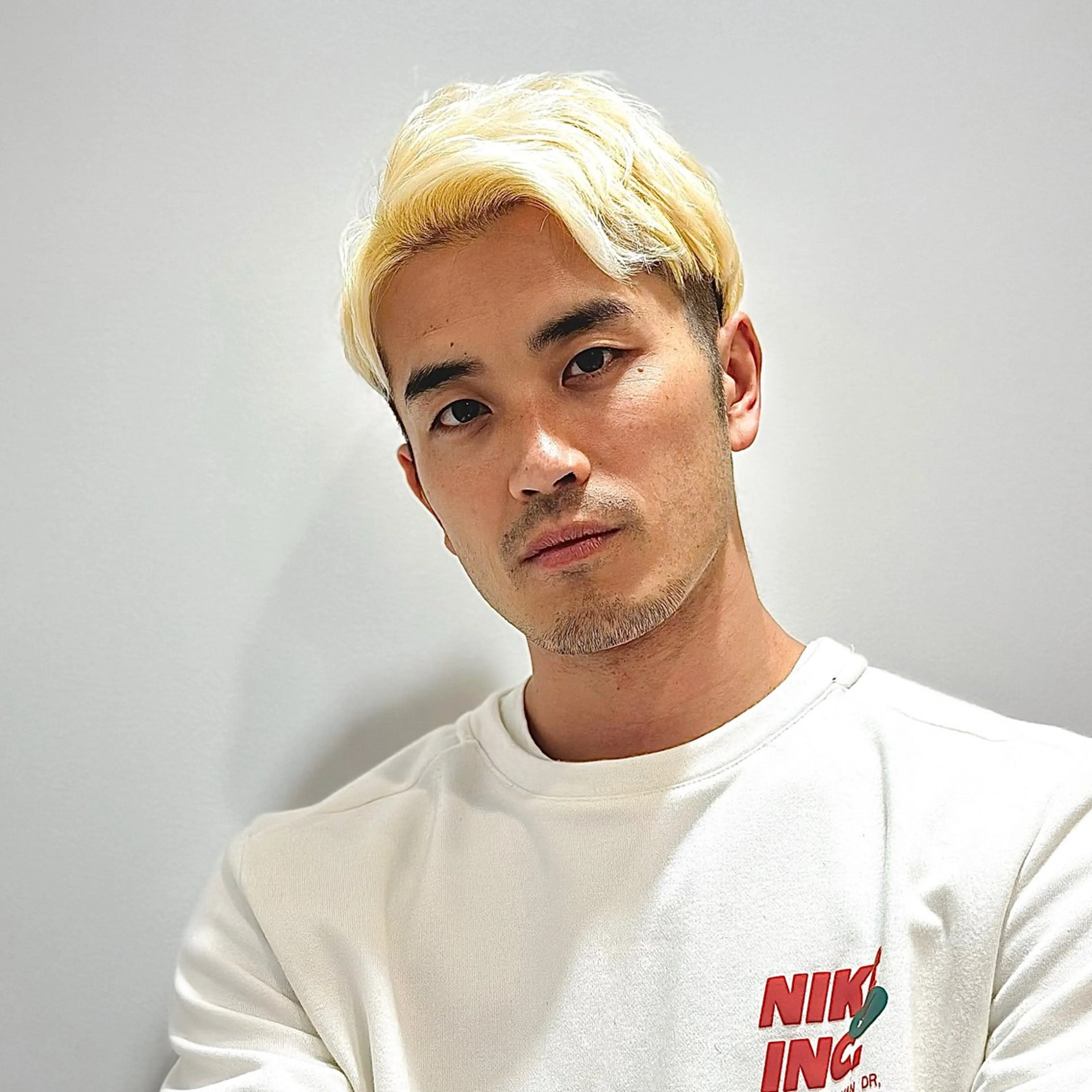ショート カラー メンズ アップバング ダウンパーマ メンズハイトーン メンズパーマ メンズツイストパーマ 朝楽メンズパーマ 🥇メンズカット吉田のヘアスタイル