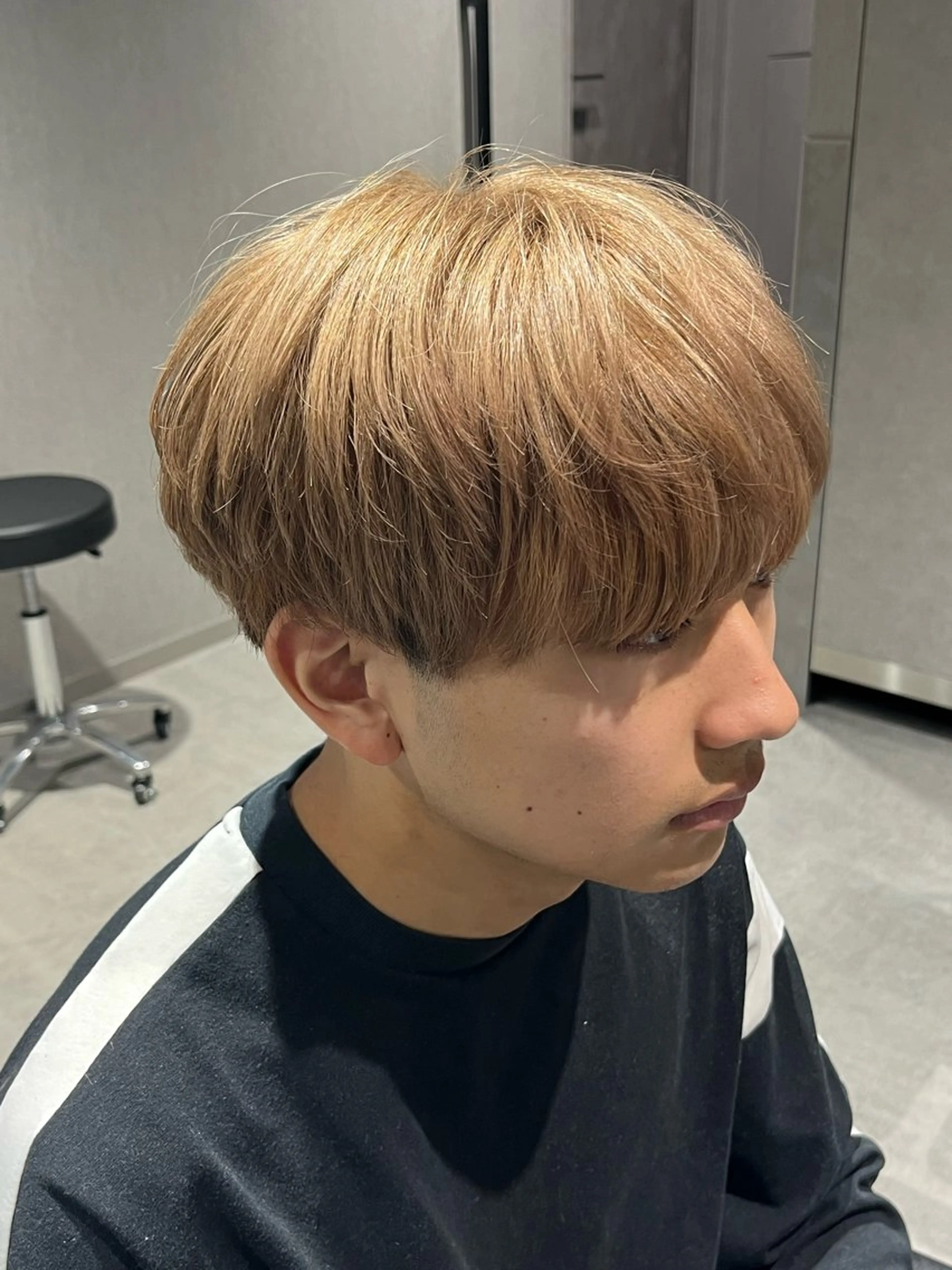 ショート カラー メンズ メンズブリーチ マッシュ ツーブロック ベージュカラー ブリーチ カット ヘアカラー トリートメント 【メンズ縮毛矯正/ Ryoka】のヘアスタイル