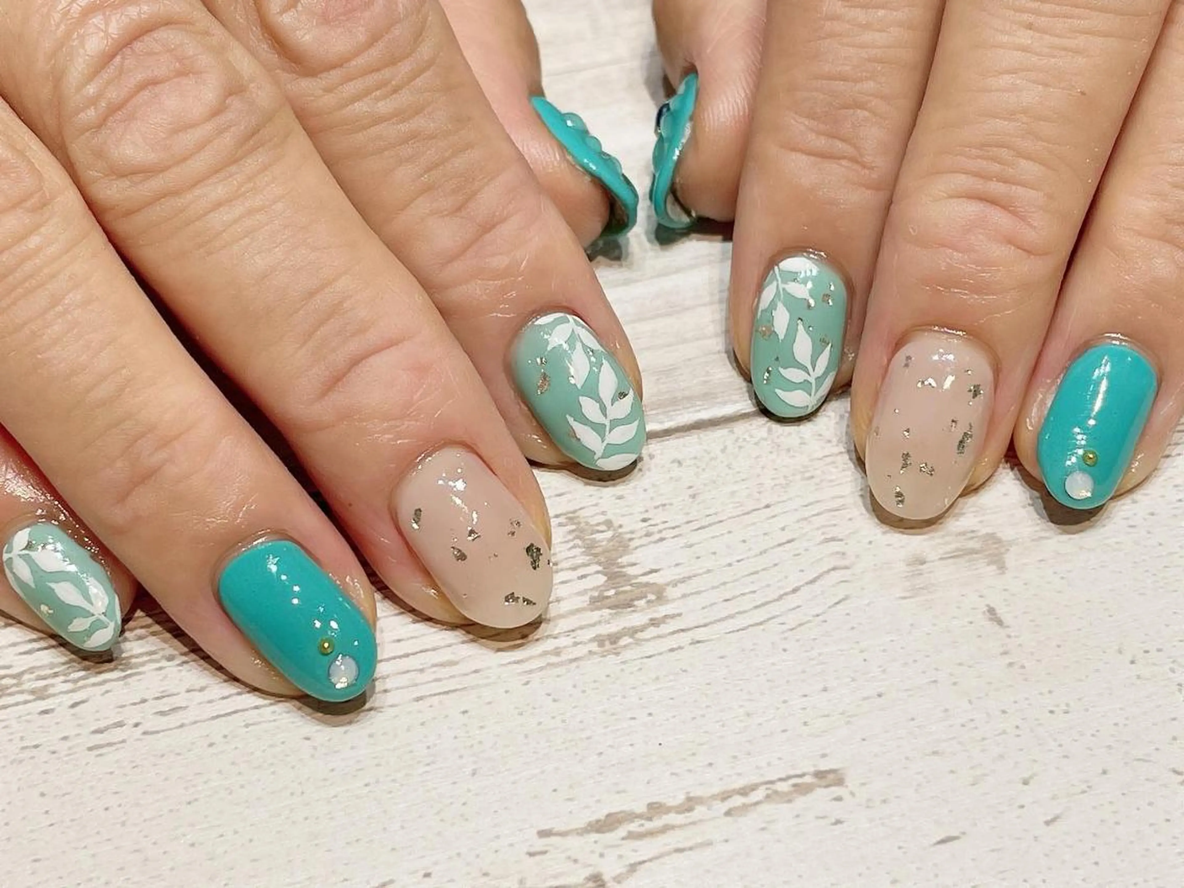 ネイル マツエク・マツパ まつげパーマ ボリュームラッシュ ジェルネイル ニュアンスネイル パラジェル 髙橋 敦子のネイルデザイン