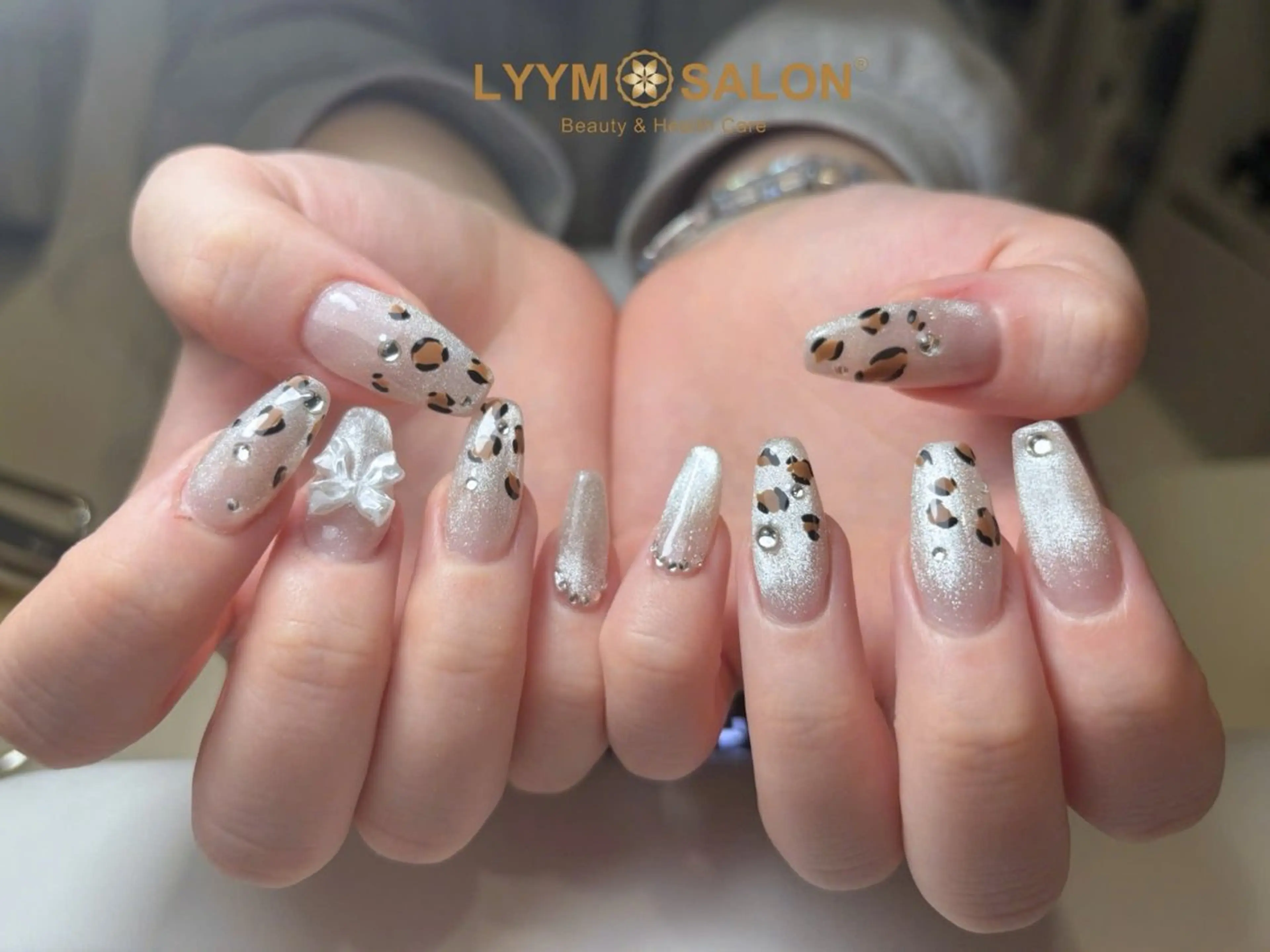 ネイル アニマル柄 シルバー ハンドネイル LYYM Salonのネイルデザイン