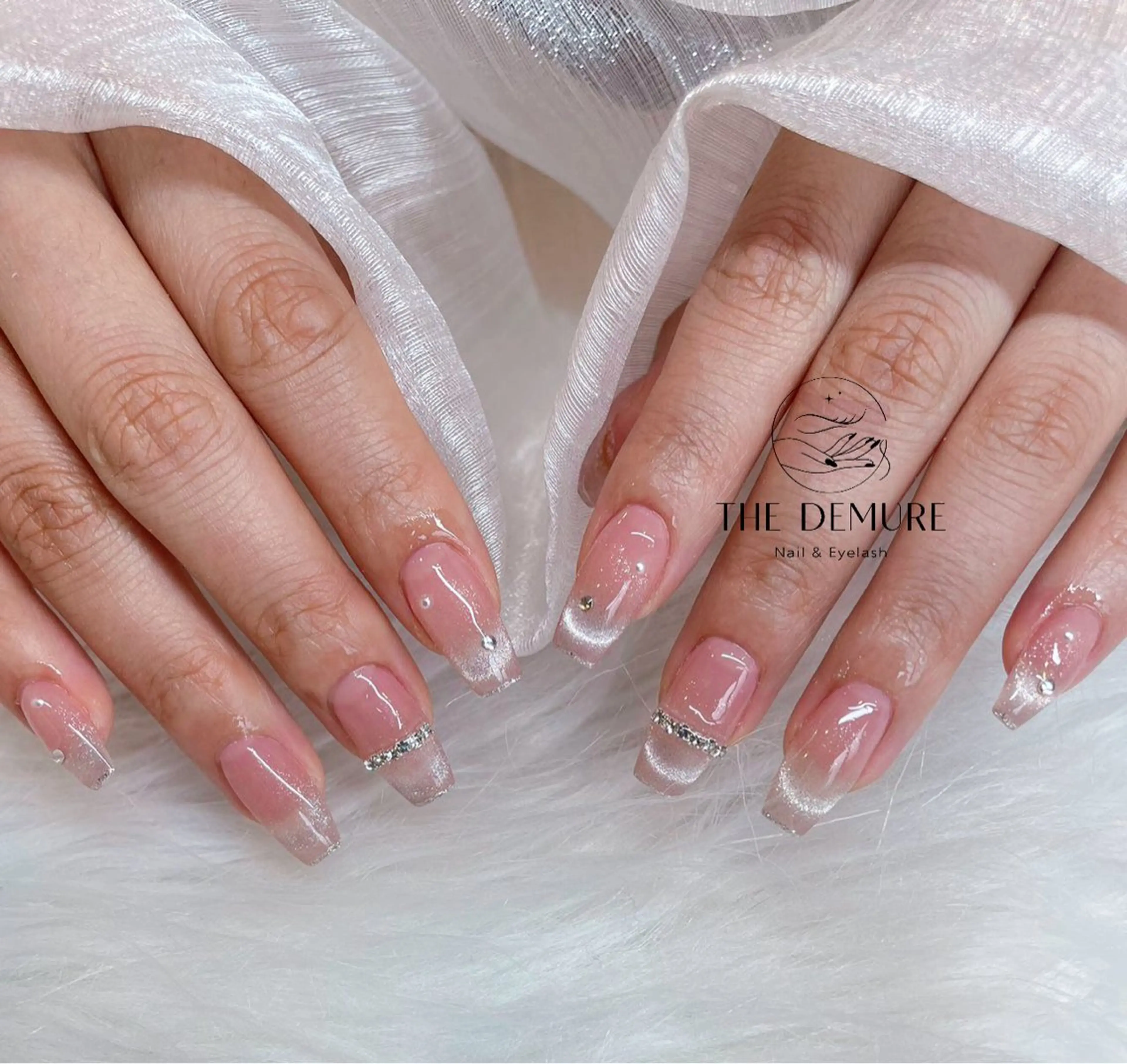 ネイル アートネイル キラキラネイル 韓国ネイル 水色 ロングネイル ハンドネイル ハンドケア NailDemure 【銀座店】のネイルデザイン