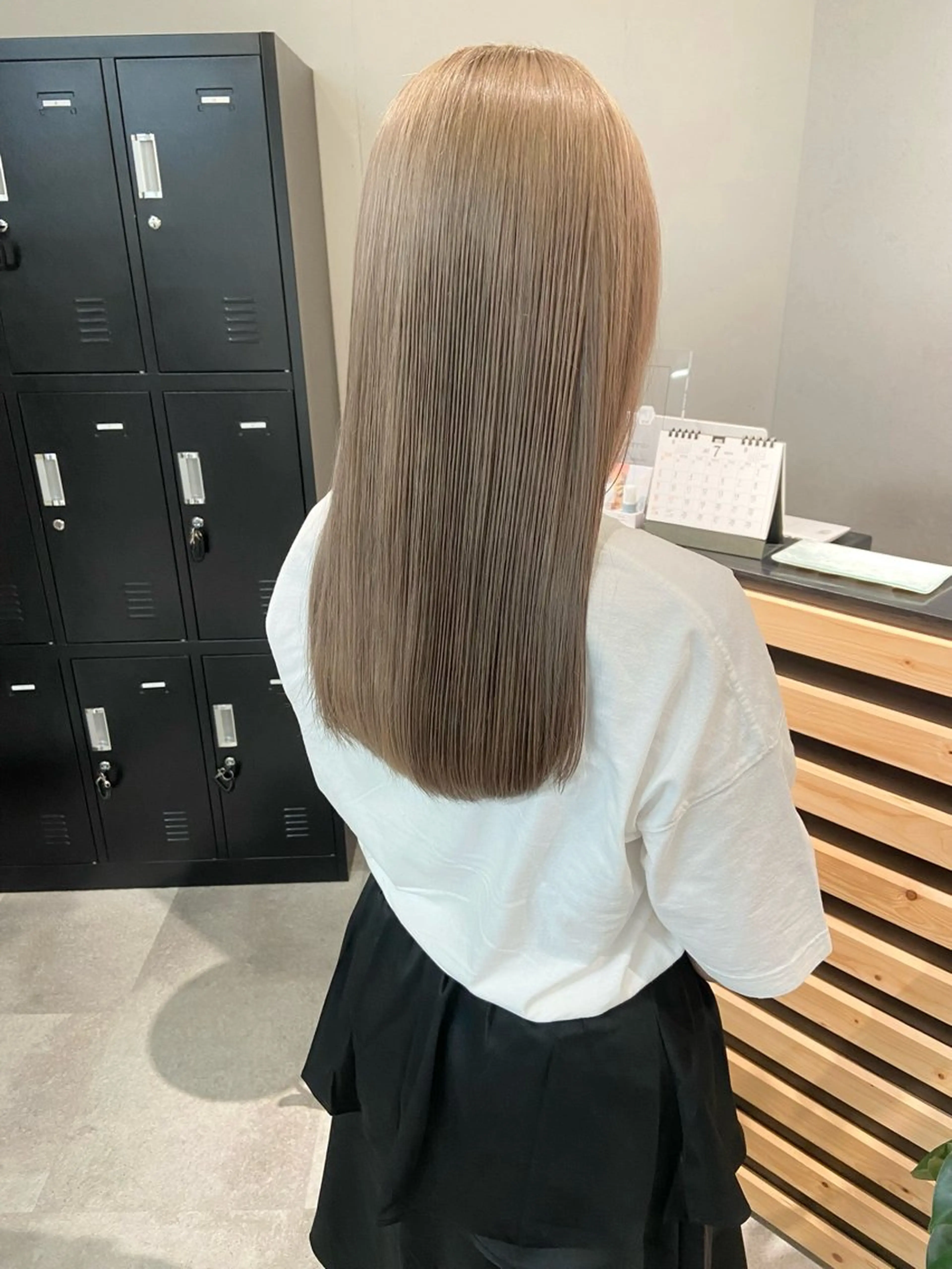 セミロング カラー ベージュカラー ブリーチ ミルクティーベージュ ヘアカラー トリートメント ウルフカット レイヤーカット上柿のヘアスタイル