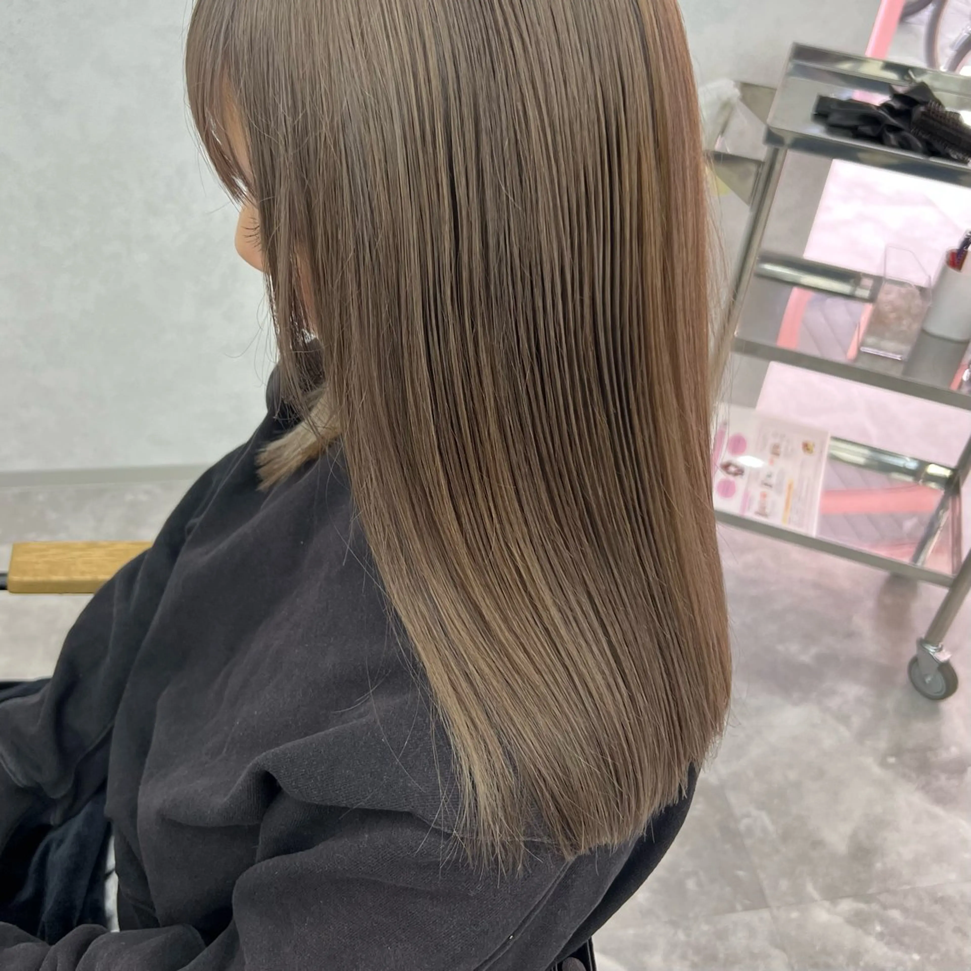 ミディアム ミルクティーブラウン カット ヘアカラー トリートメント 岸下 理緒のヘアスタイル