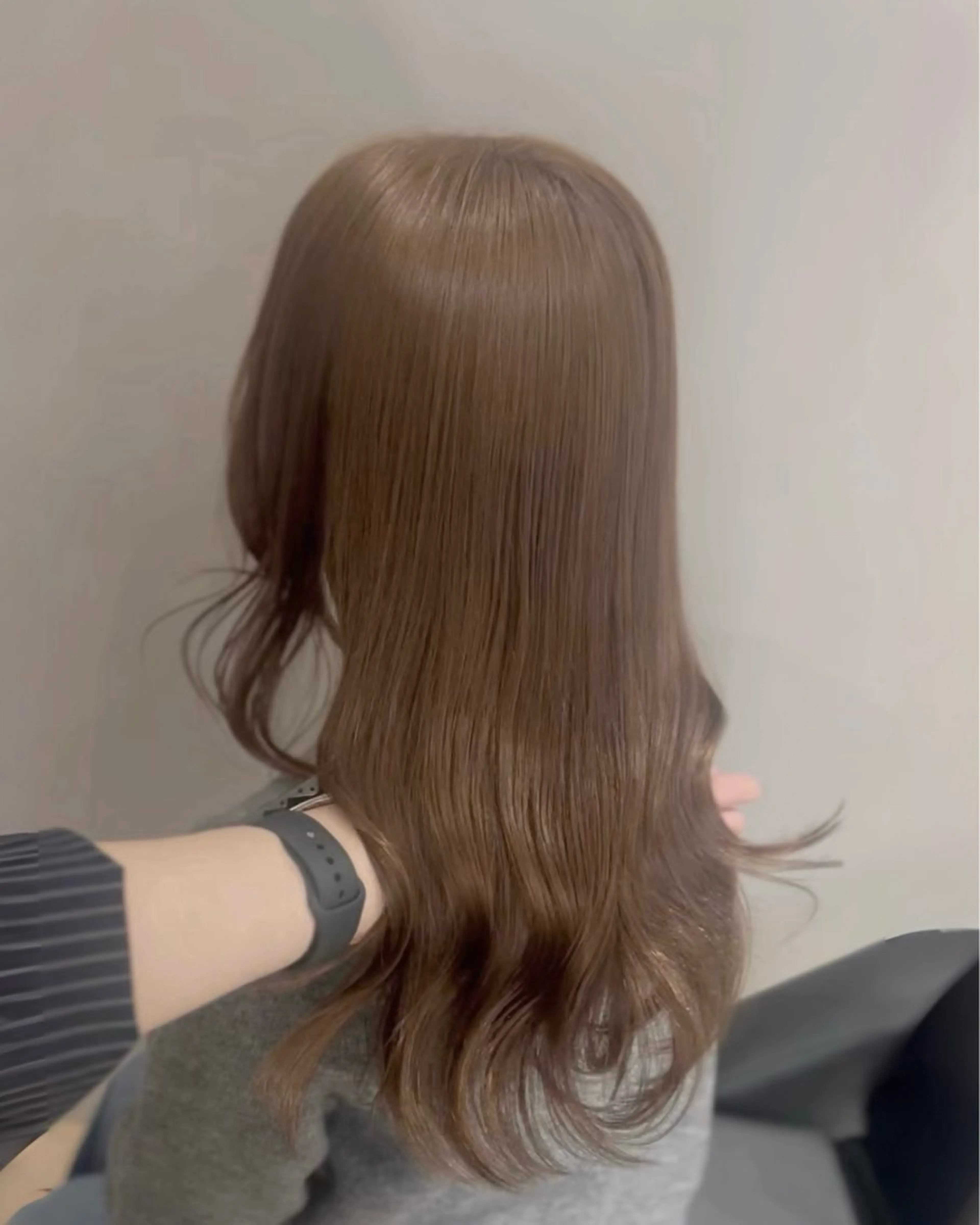 ロング カラー パーマ アッシュ アッシュグレー アッシュグレージュ ベージュカラー ブリーチ カット ヘアカラー トリートメント akira｜ 透明感ベージュ｜梅田のヘアスタイル