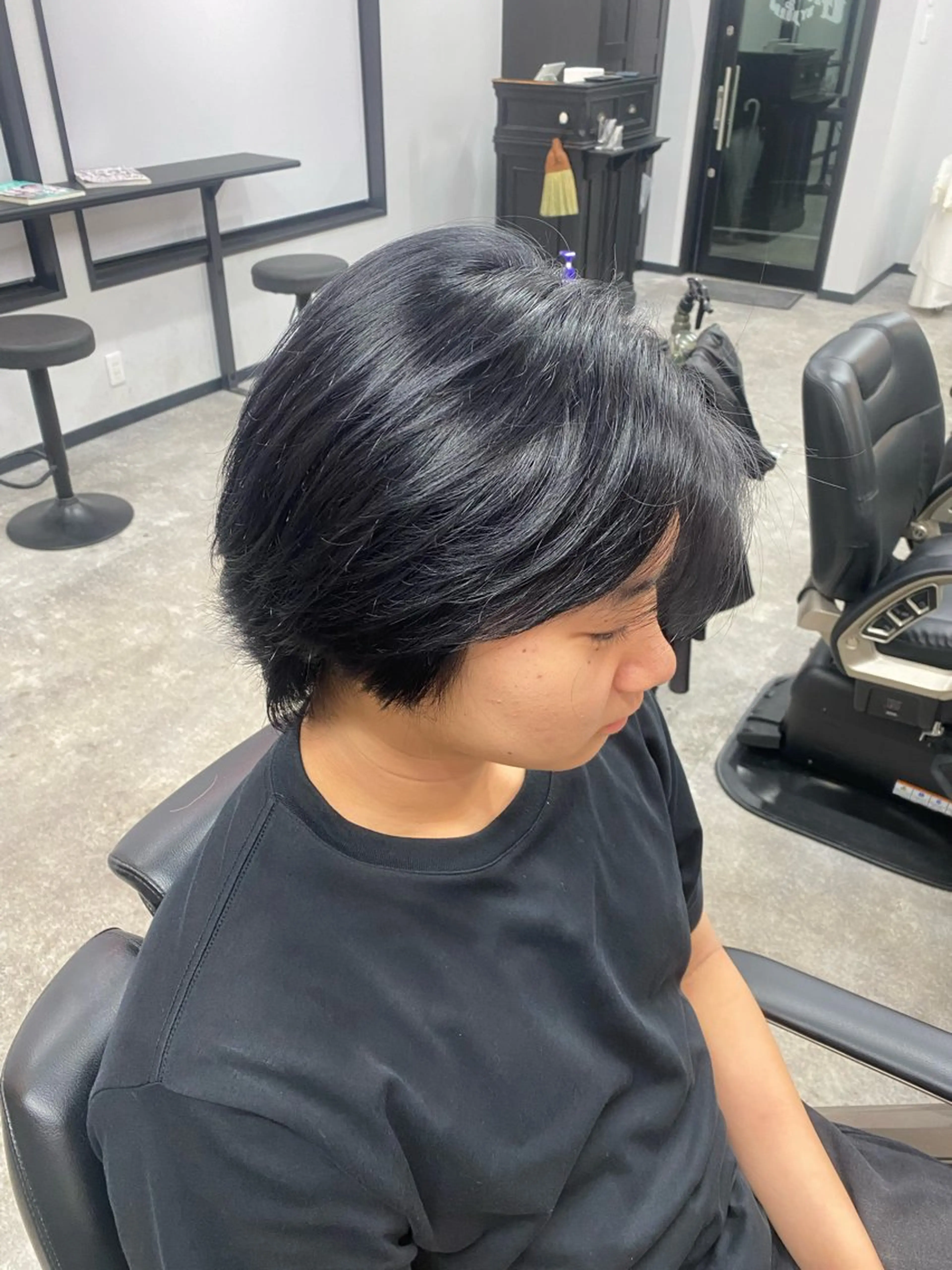 カラー メンズ 黒髪 ブルーカラー ブルーブラック カット ヘアカラー メンズ専門美容師 BORDO/神谷のヘアスタイル