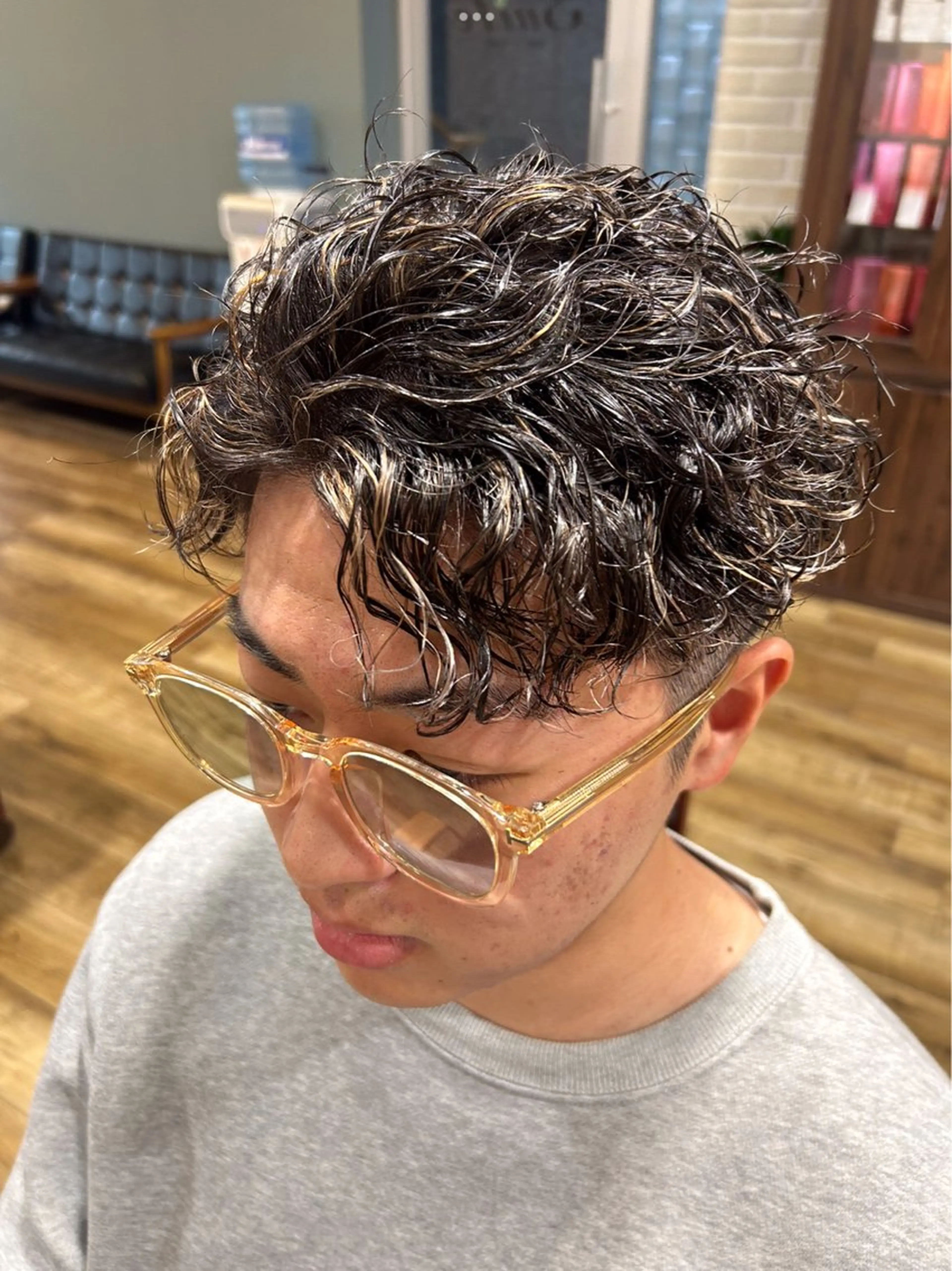 ミディアム カラー パーマ メンズ ミディアムパーマ メンズハイライト メンズパーマ ハイライトカラー ハイライト カット ヘアカラー パーマ 鶴田 将清のヘアスタイル