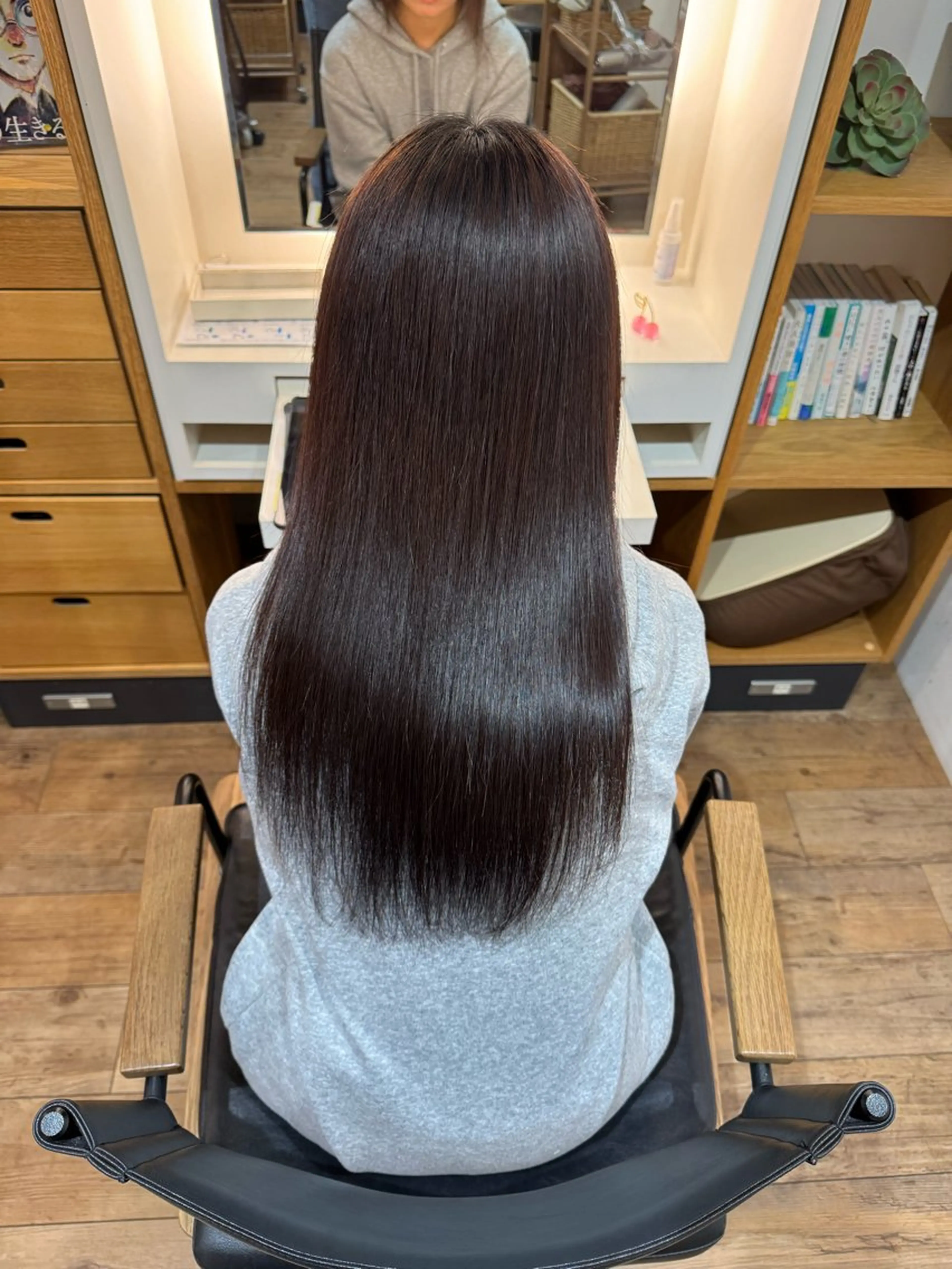 セミロング カット 縮毛矯正 トリートメント afloatkobe所属・美髪/髪質改善 川口凌弥のヘアスタイル