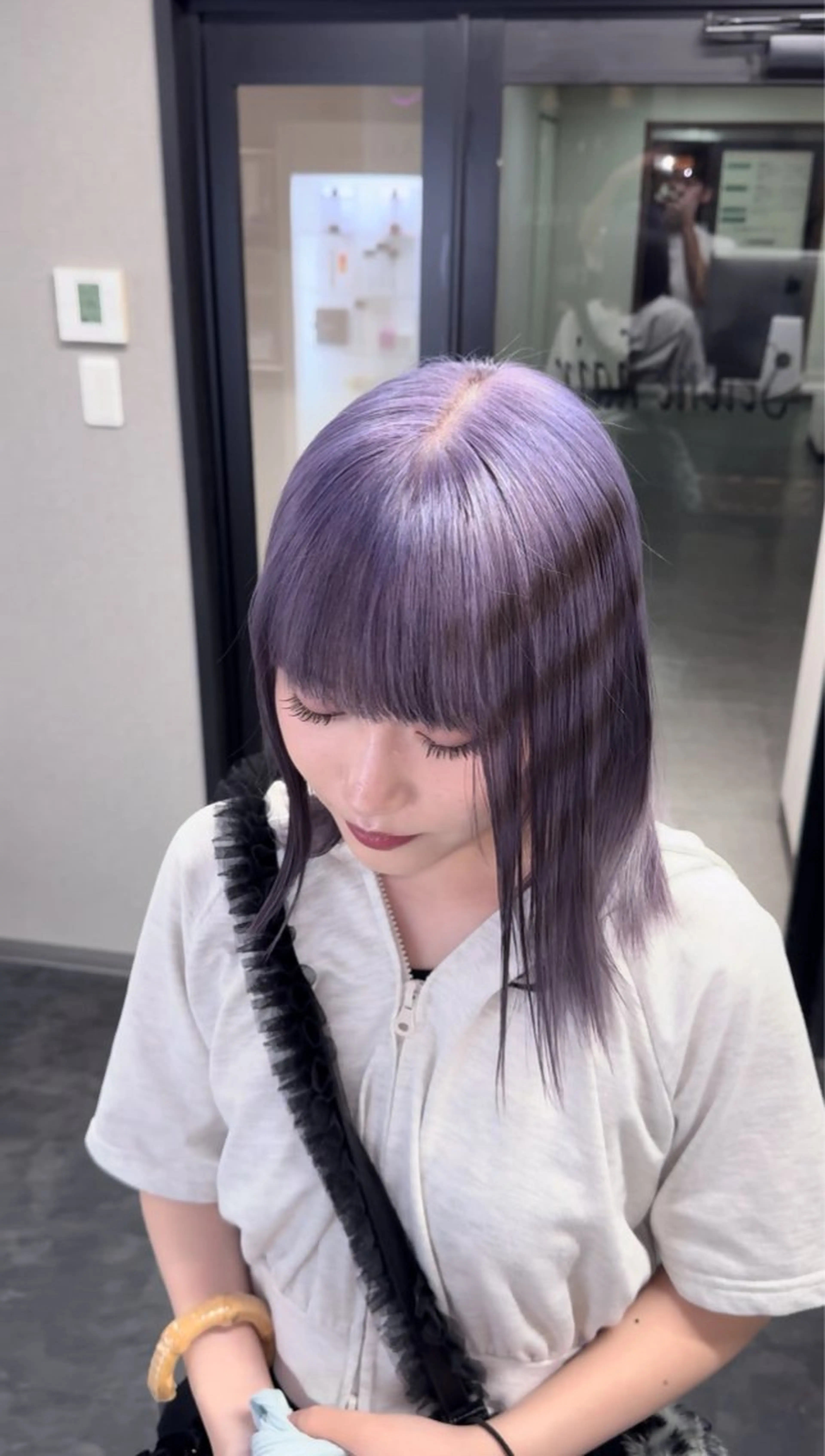 ミディアム カラー ヘアアレンジ ヘアカラー ホワイトカラー/ ピンクベージュにったのヘアスタイル