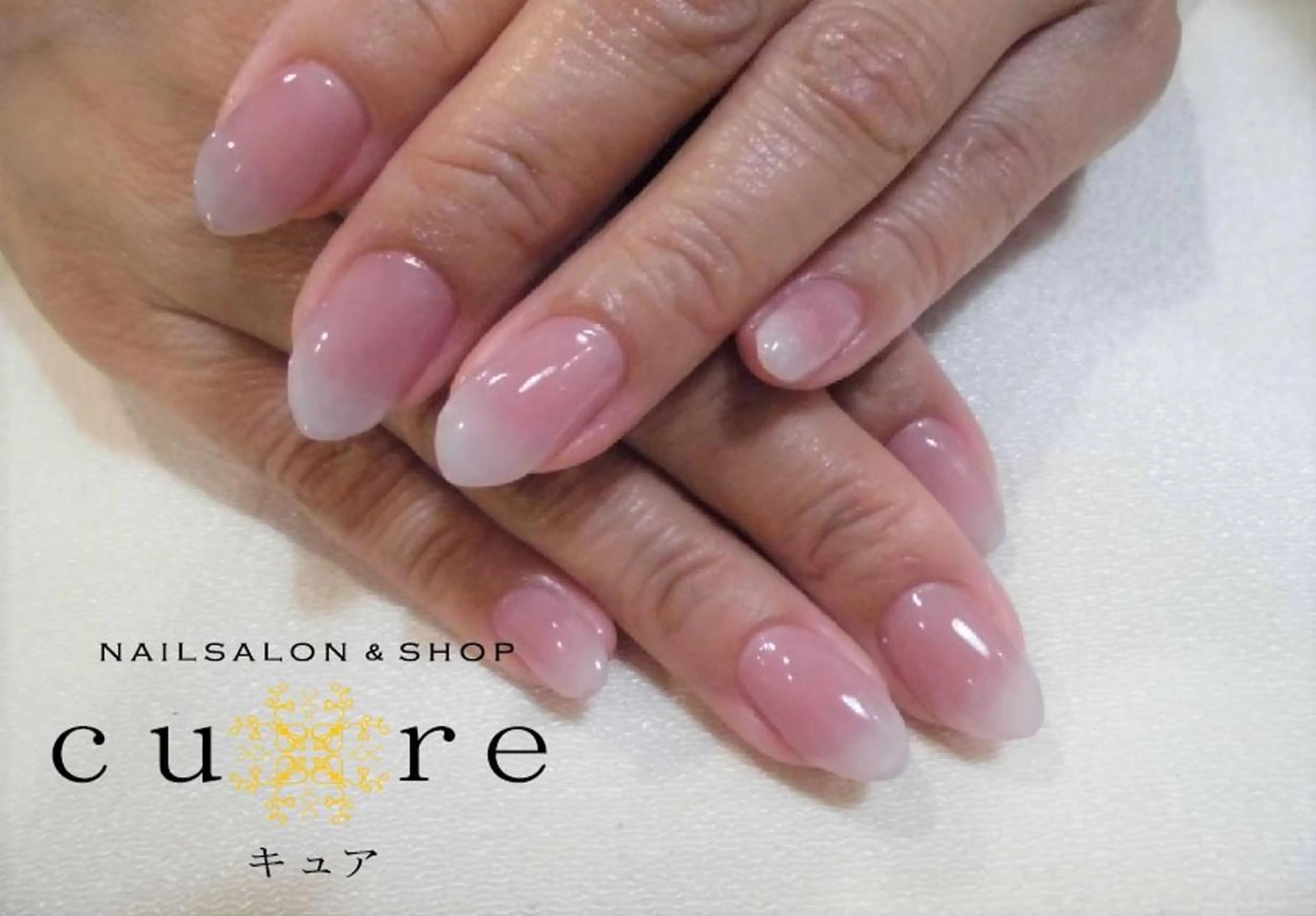 ミディアム ネイル グラデーション ホワイト ネイルサロン Cureのネイルデザイン