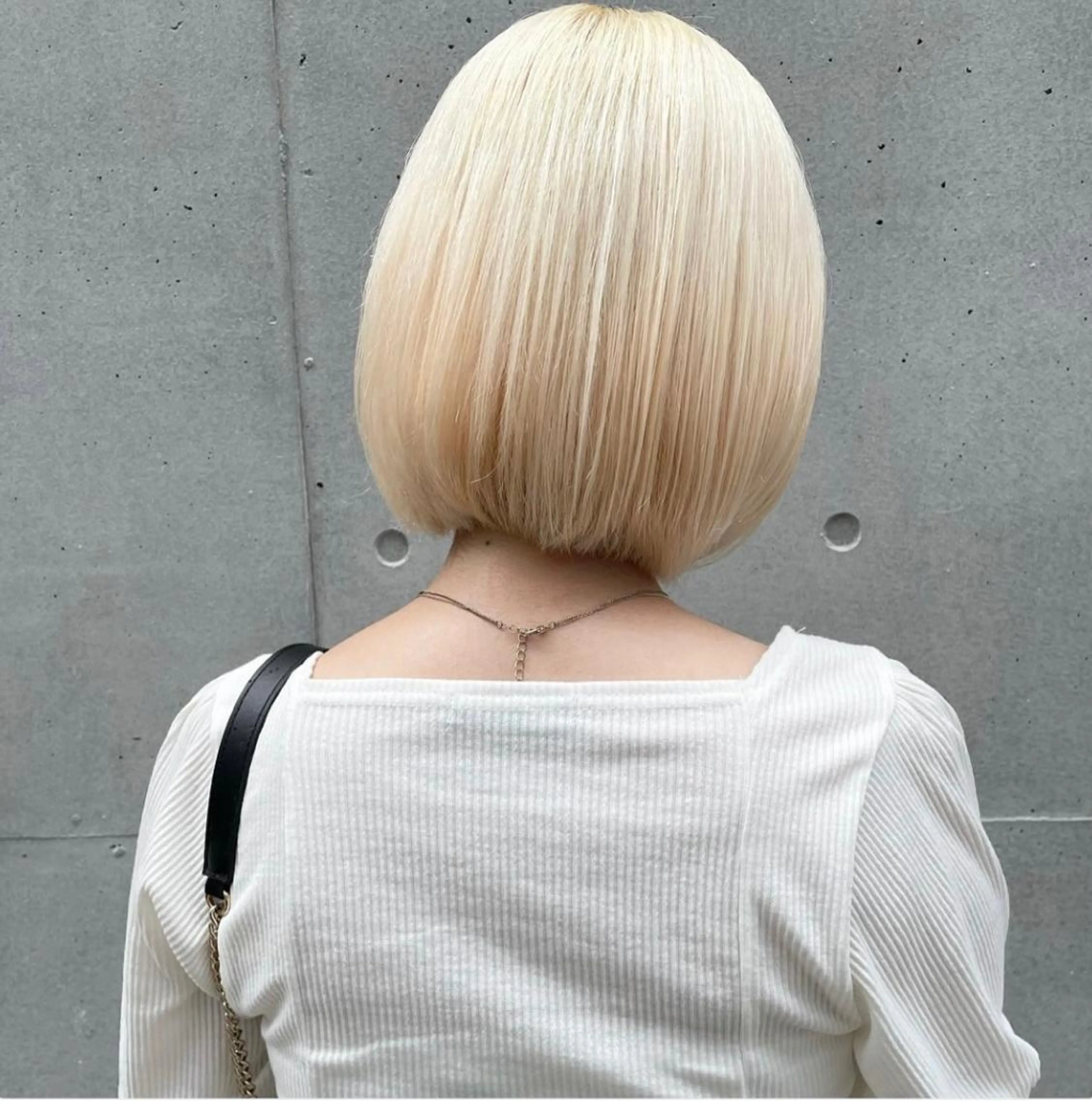 ミディアム カラー ブリーチ ブロンド ホワイトブロンド ヘアカラー 渋谷 留菜のヘアスタイル