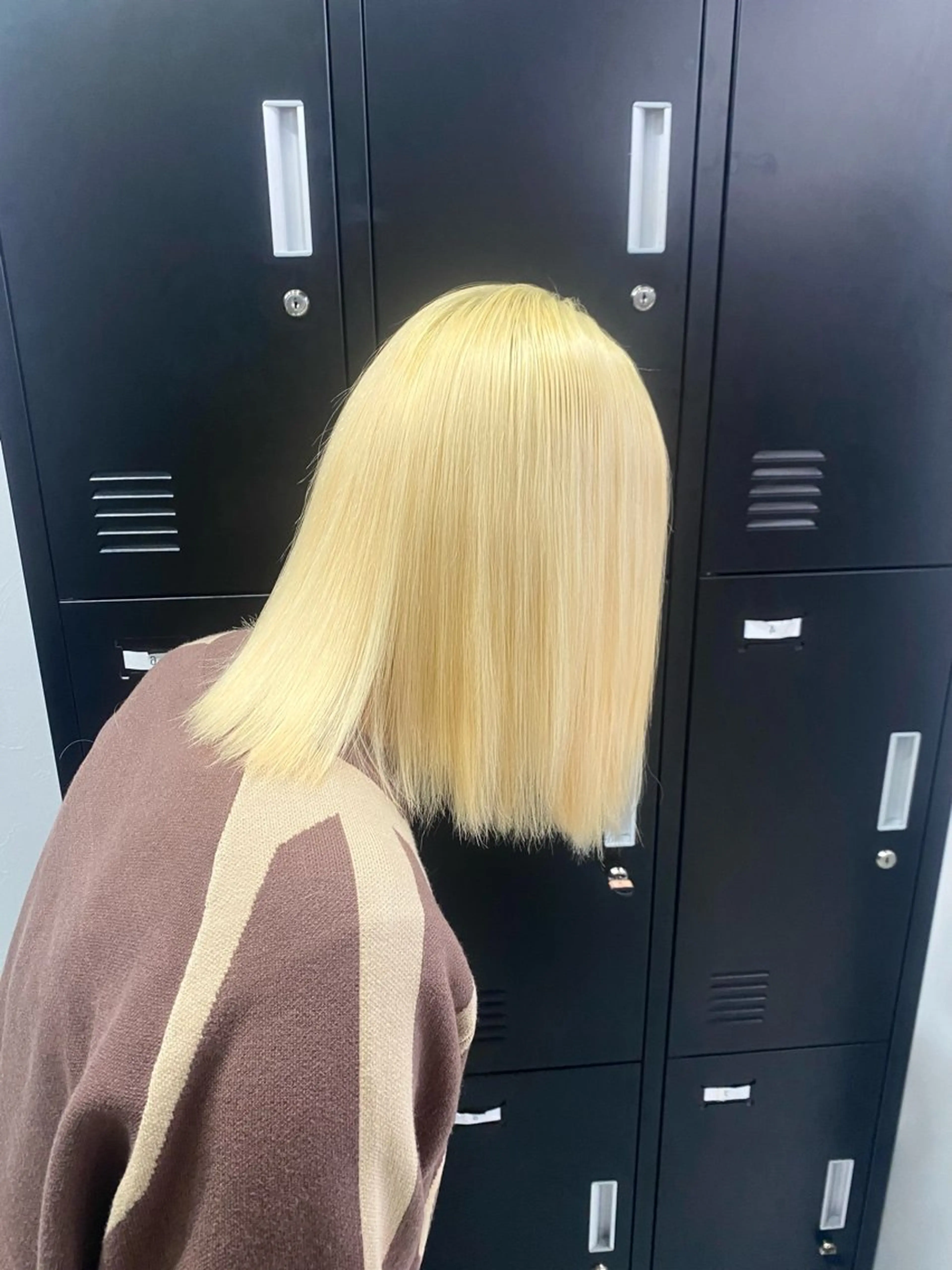 セミロング レイヤー・ブリーチ kiyotoshiのヘアスタイル