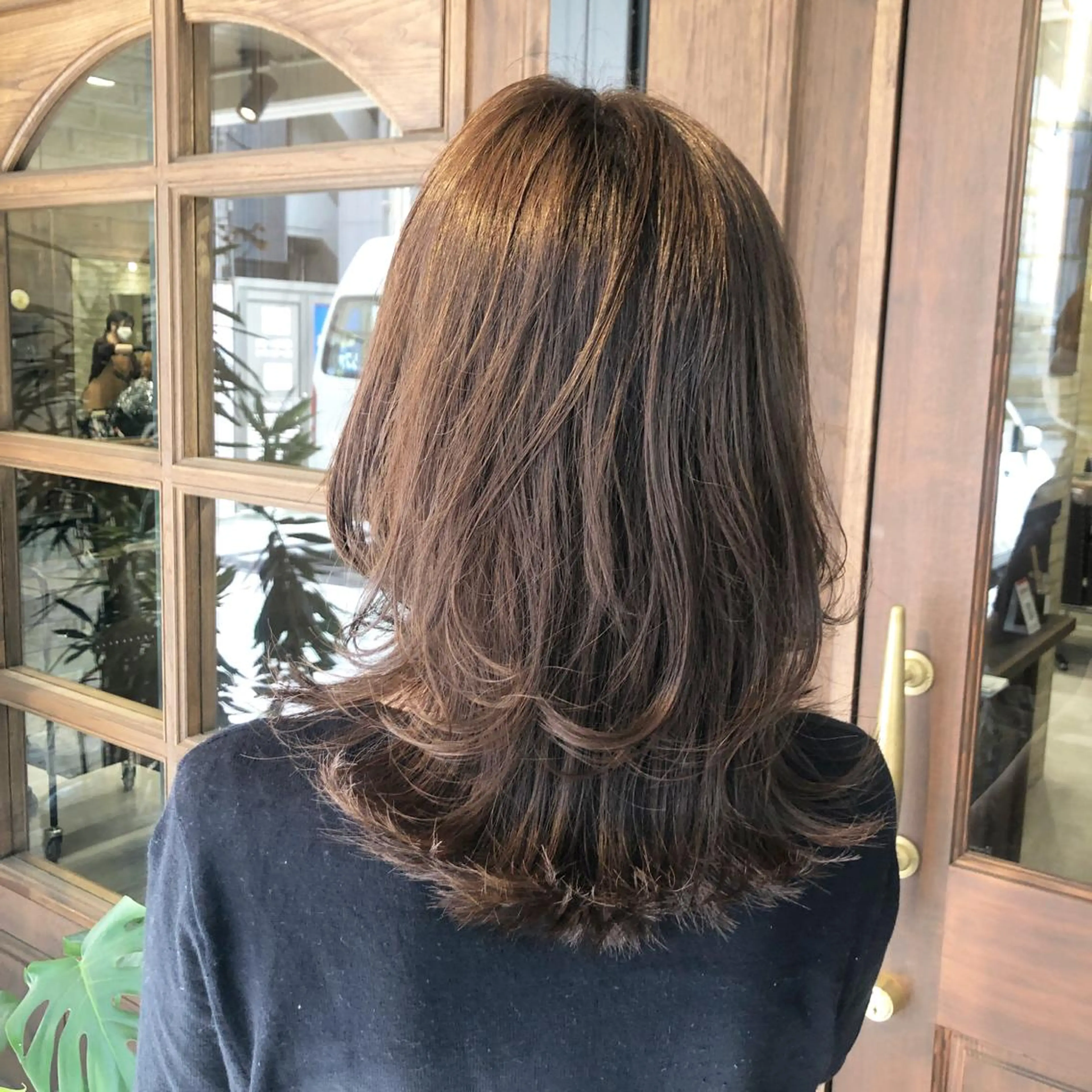 ミディアム カット ヘアカラー トリートメント TOMOKA 艶髪/透明感カラーのヘアスタイル