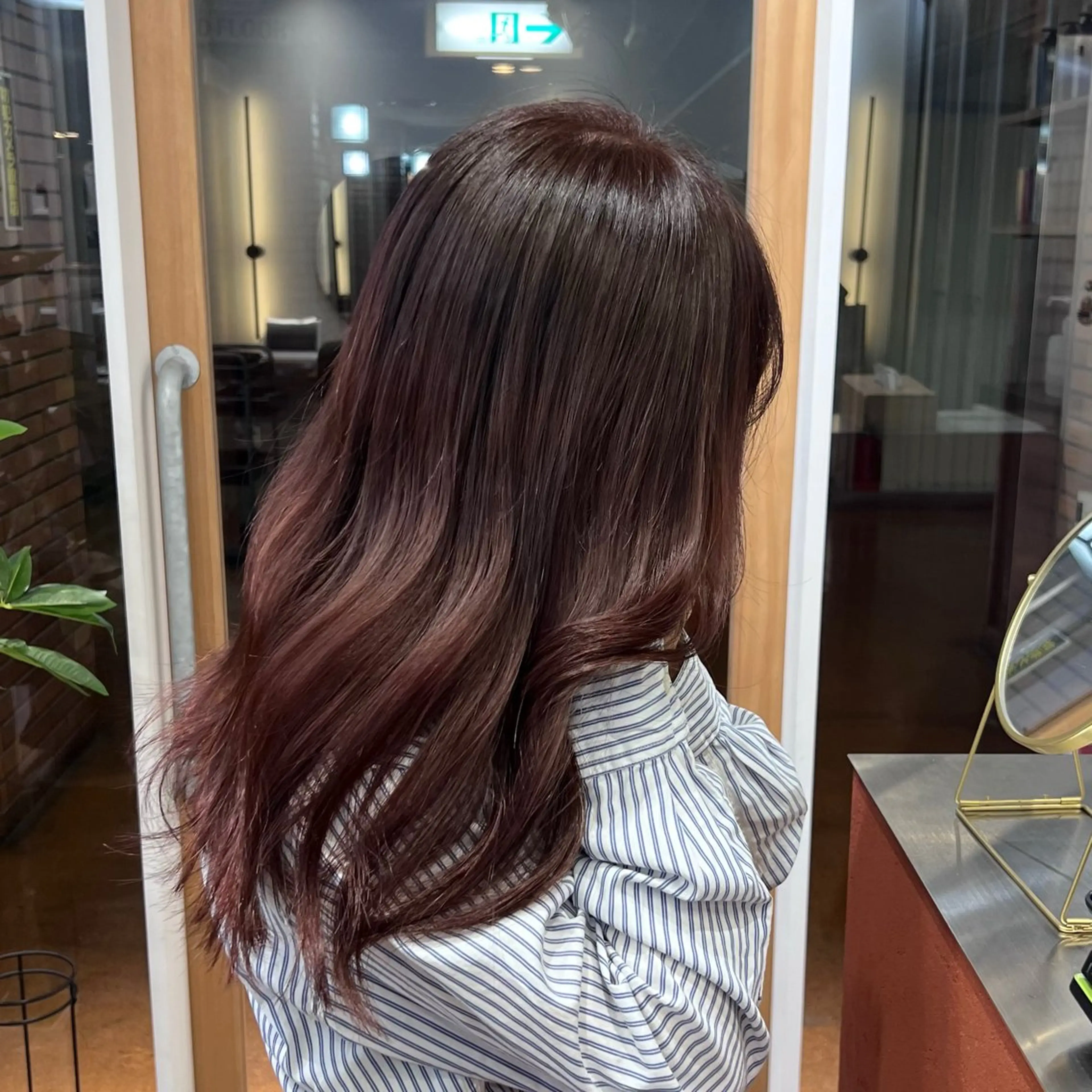 ロング カラー パーマ アッシュ アッシュグレー アッシュグレージュ ベージュカラー 黒髪 ヘアカラー トリートメント akira｜ 透明感ベージュ｜梅田のヘアスタイル