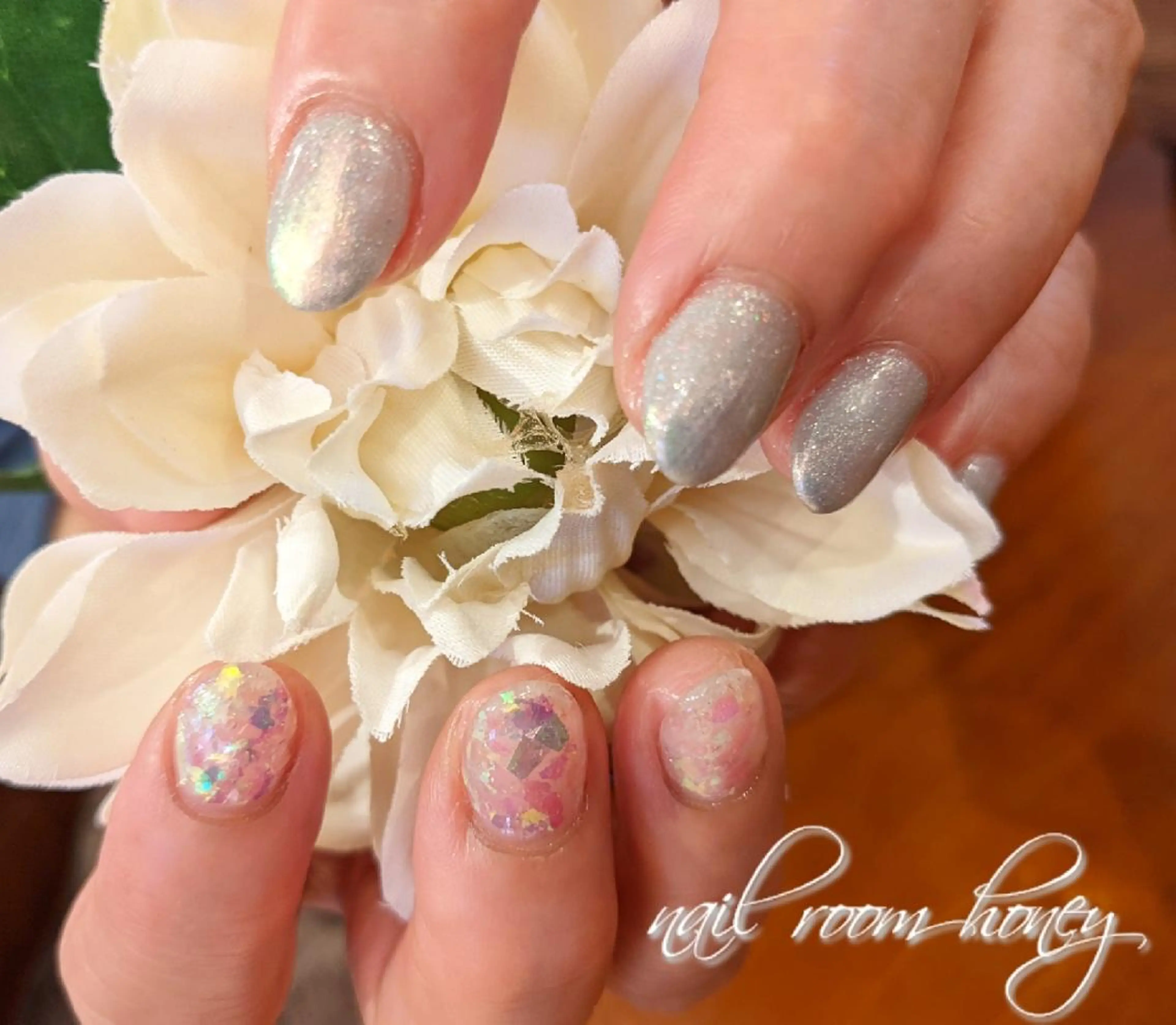 ネイル オーロラネイル グリーン キラキラネイル ミラーネイル nail room  honeyのネイルデザイン