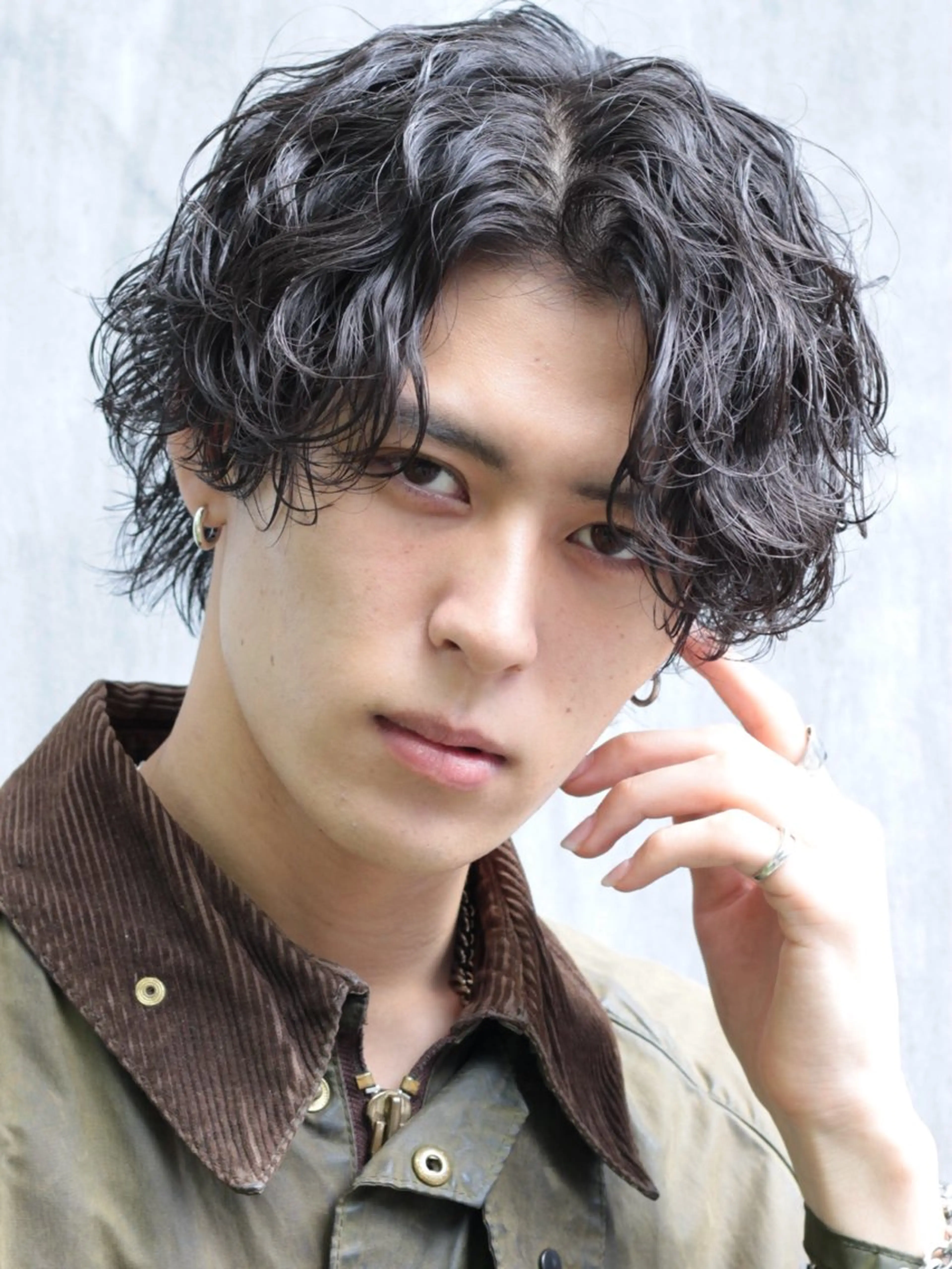 ショート カラー パーマ ヘアアレンジ メンズ メンズブリーチ センターパート メンズハイライト メンズハイトーン マッシュウルフ カット パーマ トリートメント ヘッドスパ ヘアセット スパイキー/フェザー /波巻き/かいとのヘアスタイル