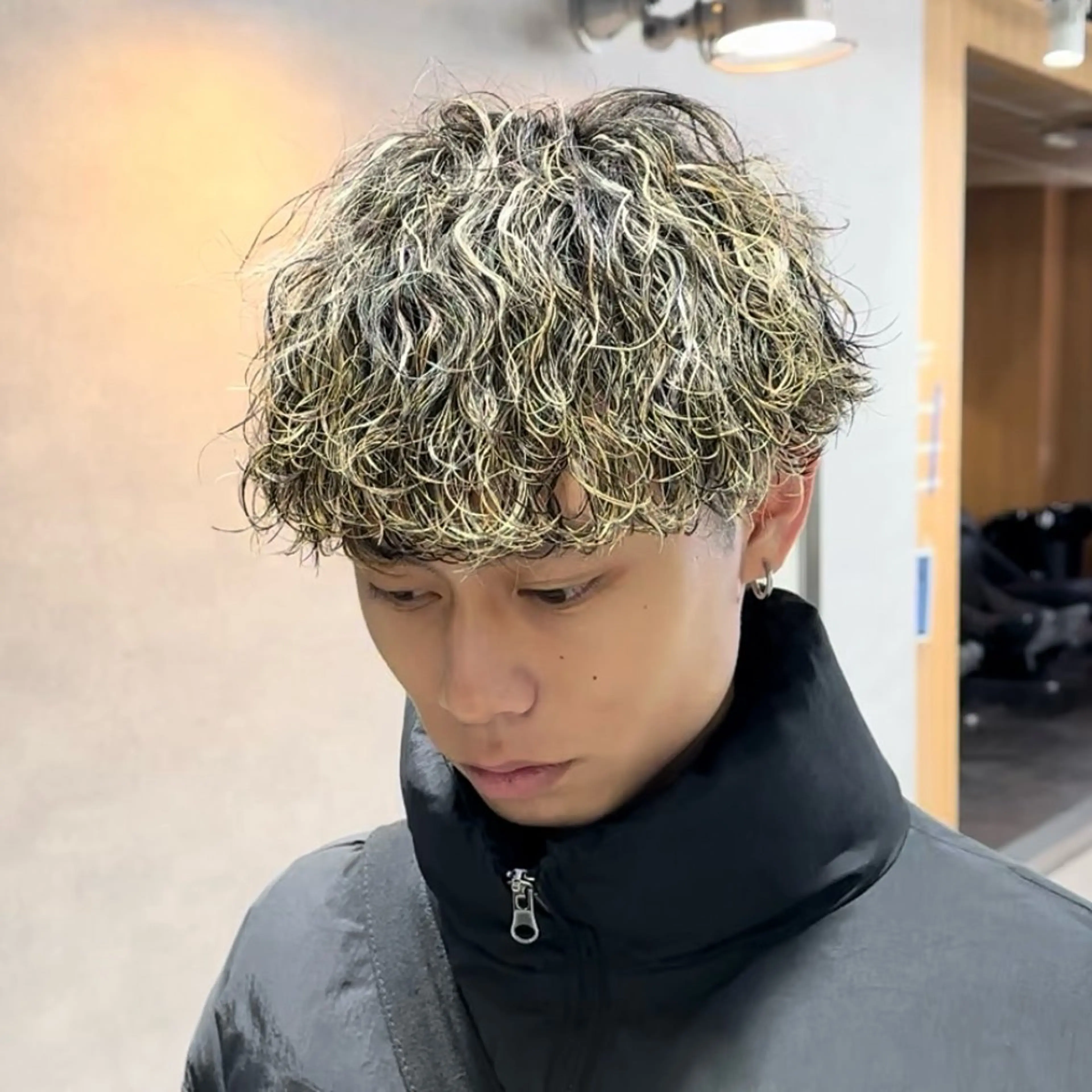 ミディアム パーマ メンズ ミディアムパーマ センターパート メンズハイライト マッシュ メンズパーマ ✂️メンズカット ひろき✂️のヘアスタイル