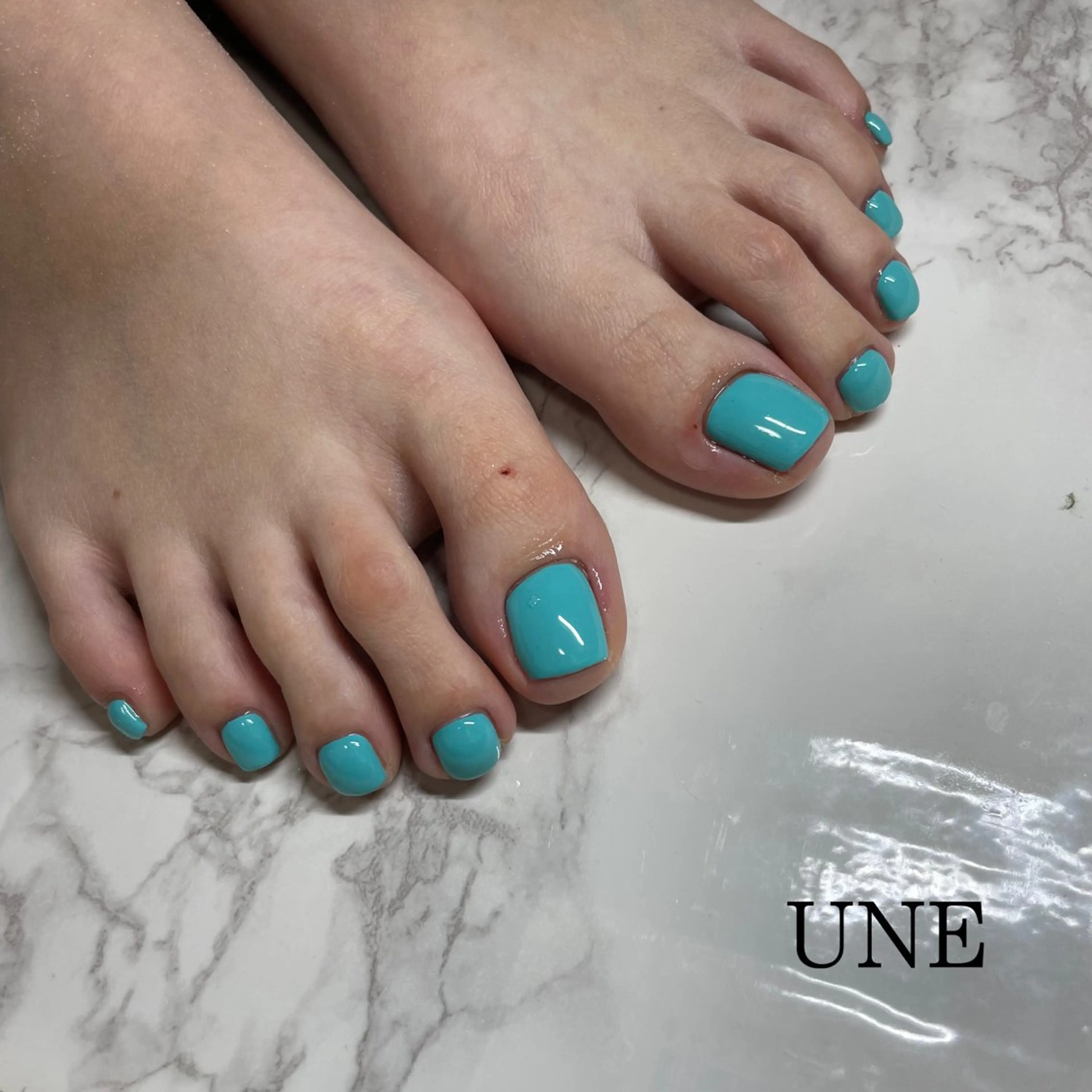 ネイル ブルー フットネイル ワンカラーネイル UNE.【ユヌ】 Jr.NANAのネイルデザイン