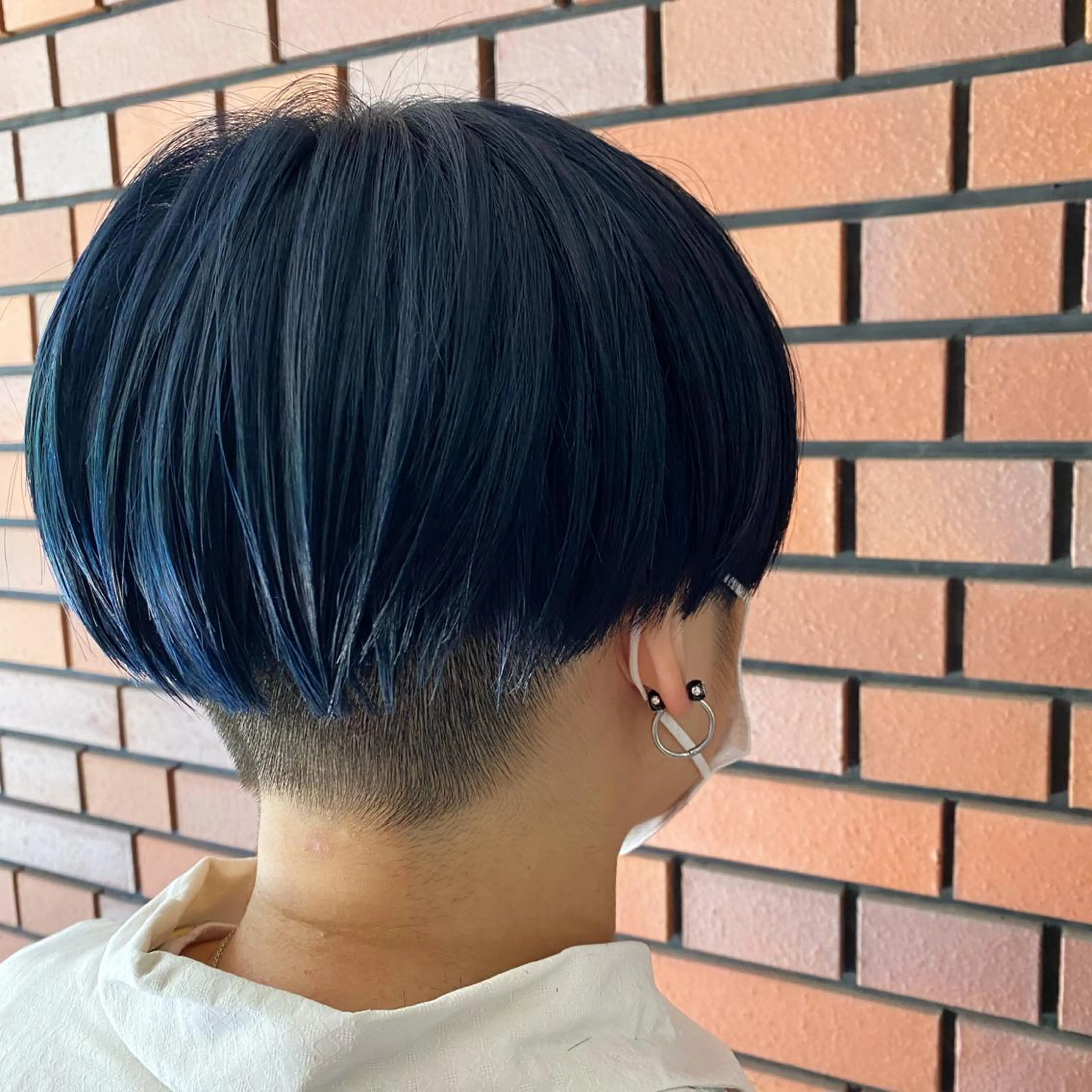 ショート カラー 黒髪 ブリーチ ブルーカラー ブルーブラック ブルージュ ヘアカラー トリートメント エイト ウメダのヘアスタイル