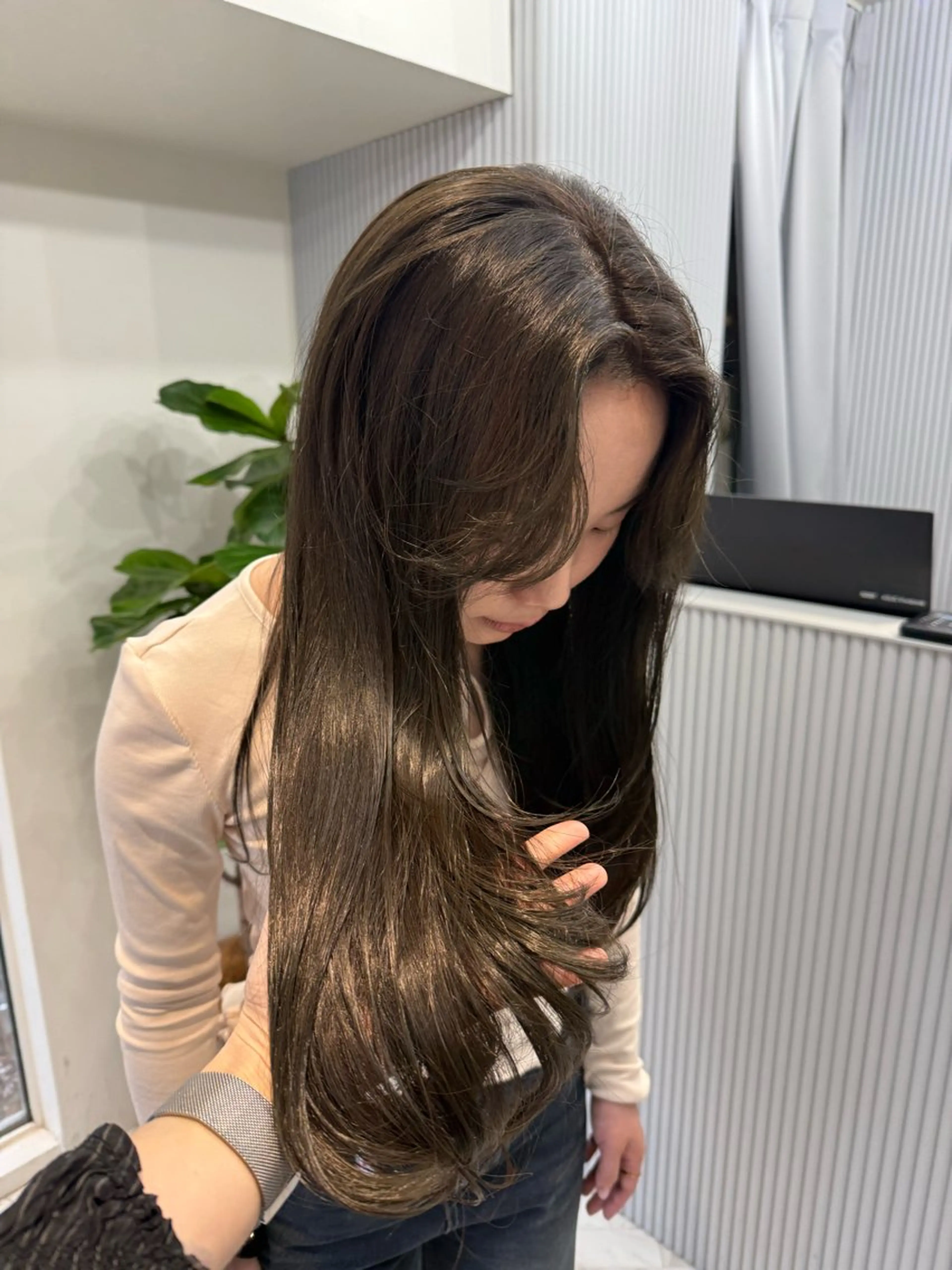 ロング カラー ミルクティー× グレージュMOMOのヘアスタイル