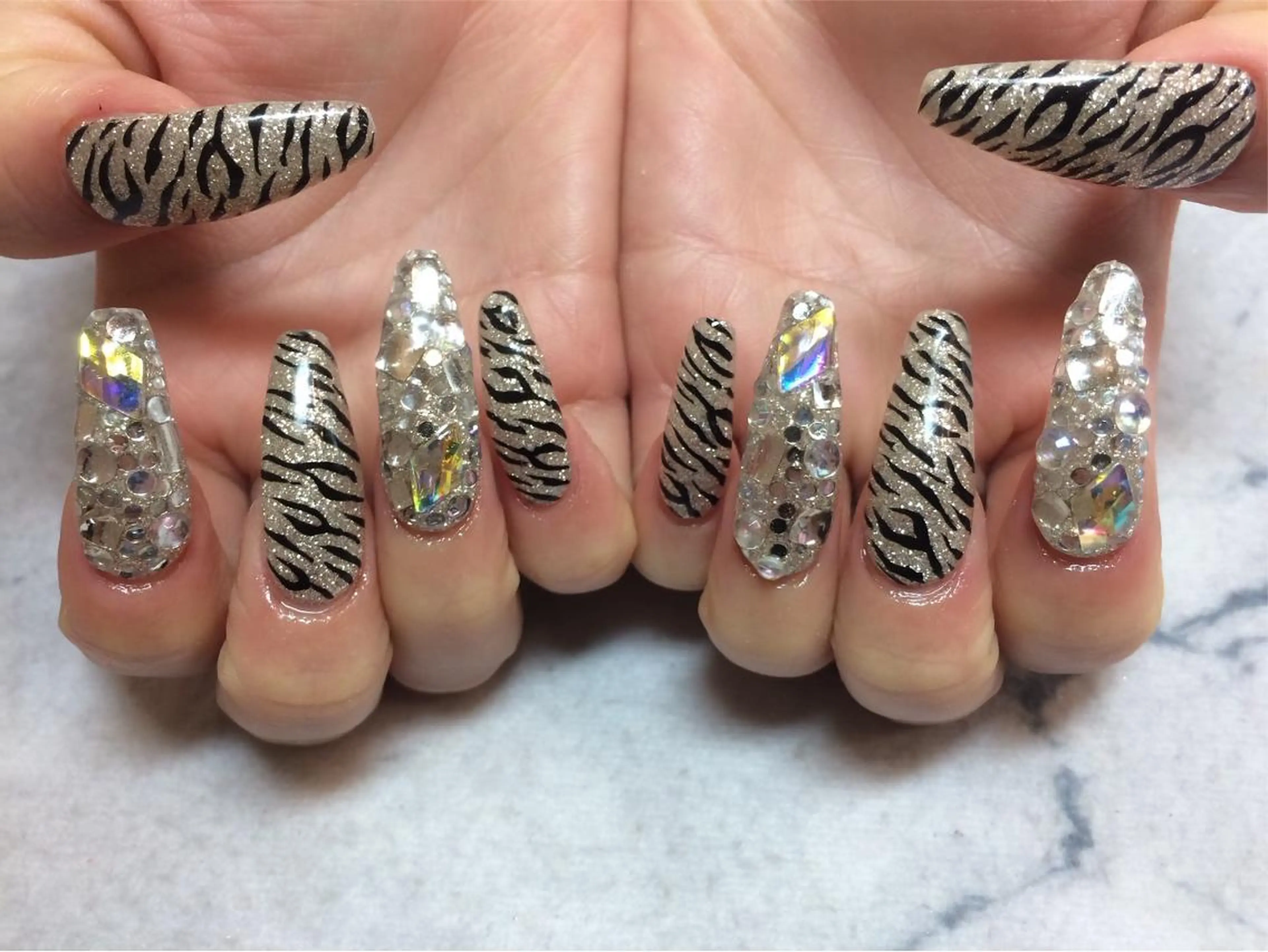 ネイル ネイルリボン 受付スタッフのネイルデザイン