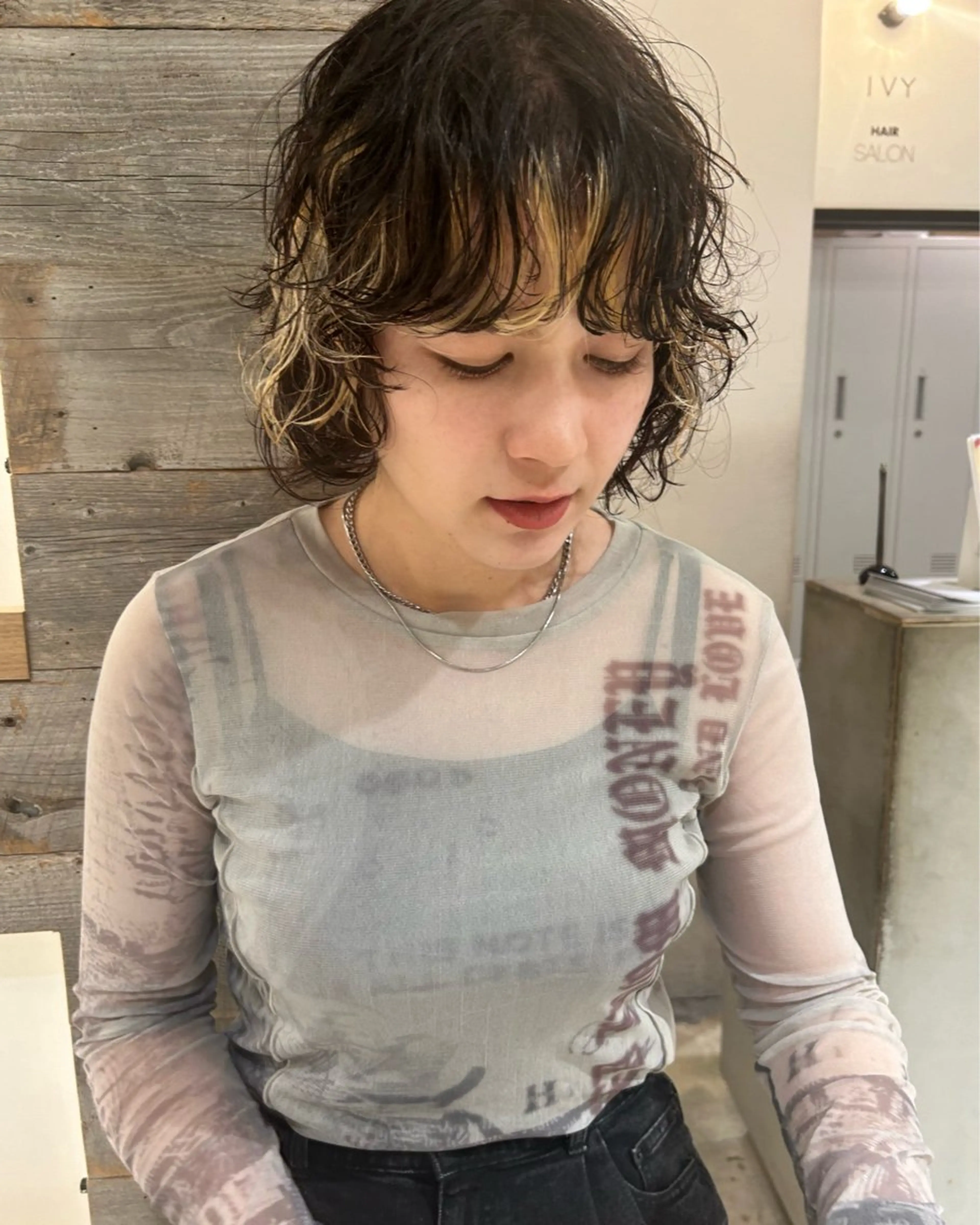 ミディアム カラー パーマ ミディアムパーマ ハイライトカラー ハイライト カット パーマ トリートメント Loom.所属・村上雅人 ナチュラルモードのヘアスタイル