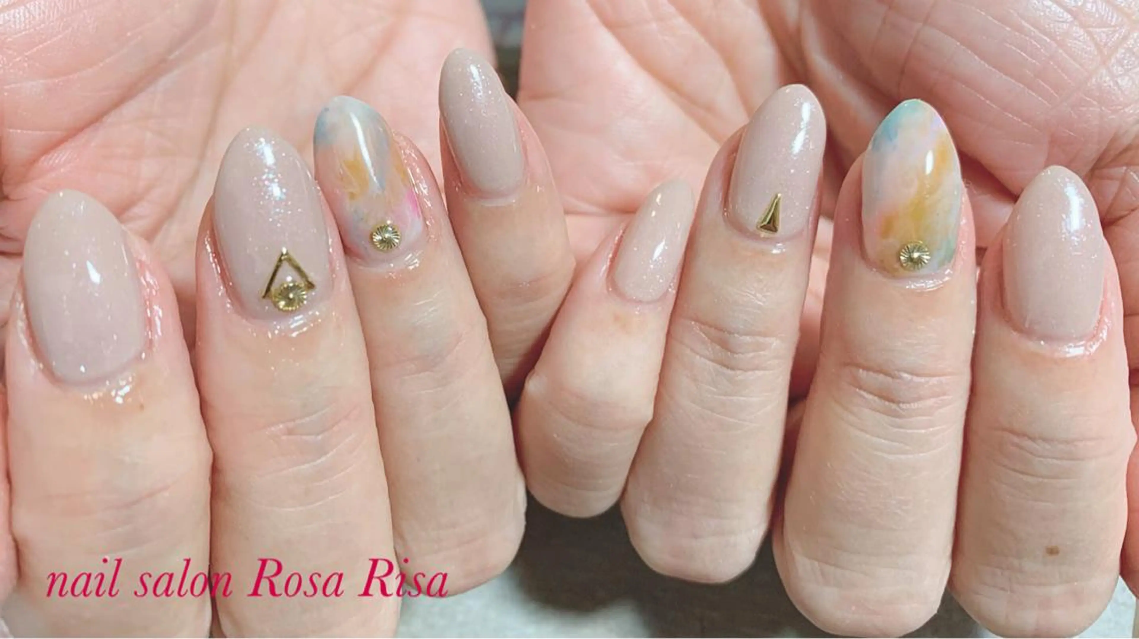 ミディアム ネイル ニュアンスネイル ネイルスタジオ シェイクユアハンズのネイルデザイン