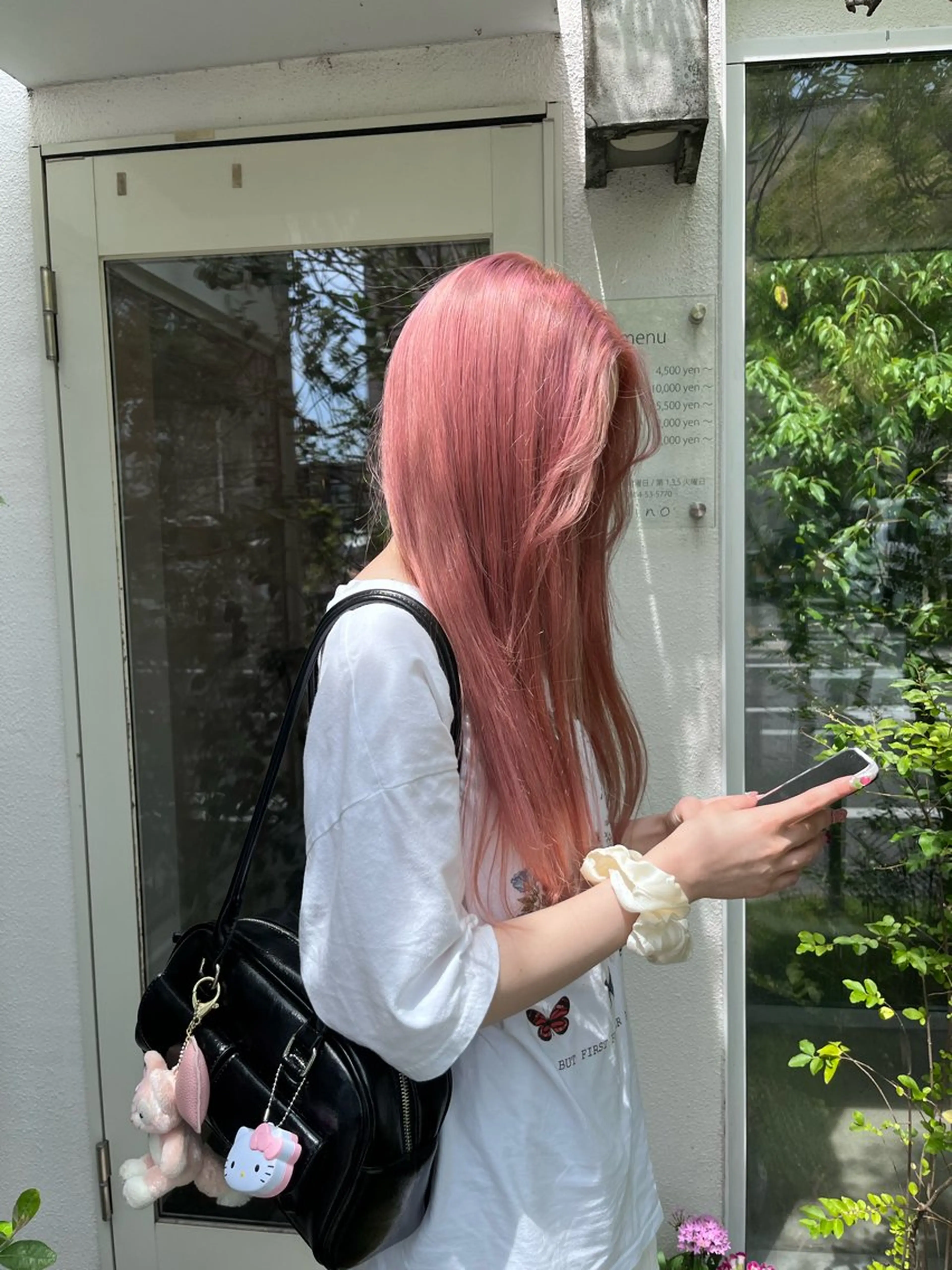 ロング 実生miu 個性派ハイトーンのヘアスタイル