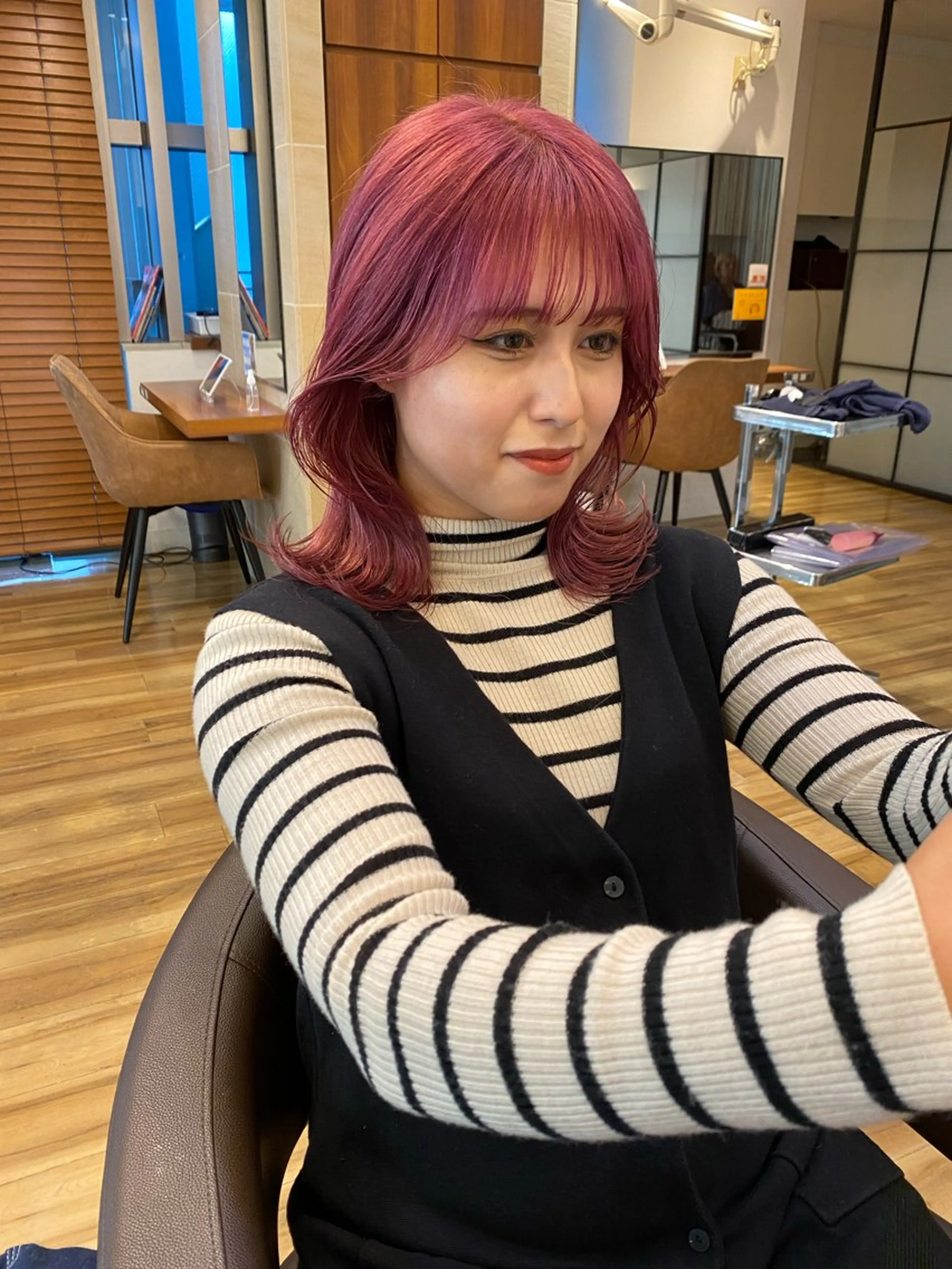 ミディアム カラー ブリーチ ラベンダーカラー ピンクカラー ピンクラベンダー くびれヘア カット ヘアカラー トリートメント レイヤーカット /透明感/千葉怜寿のヘアスタイル