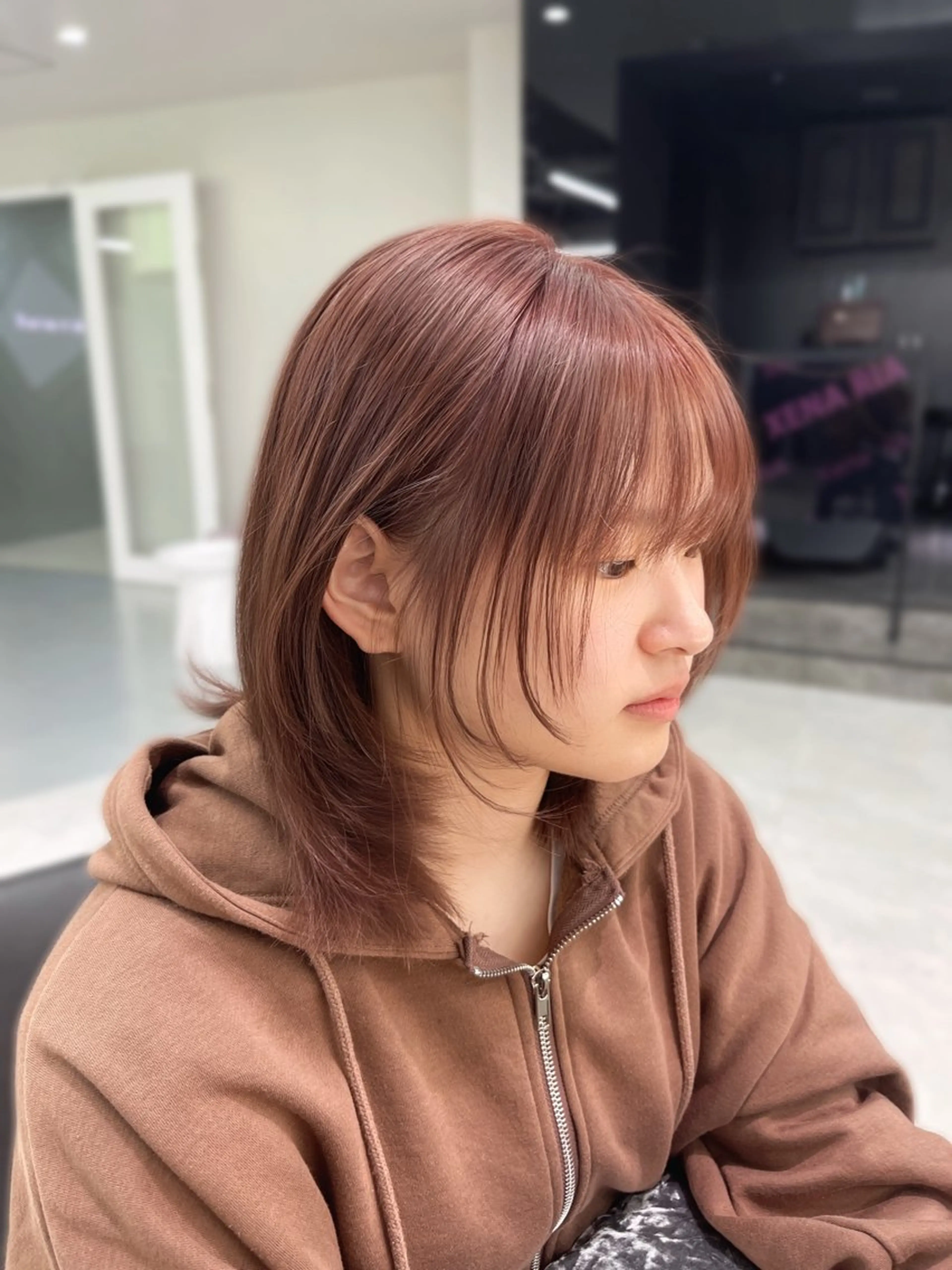 ミディアム カラー ベージュカラー ピンクカラー ピンクベージュ レイヤーカット MEI / ブリーチカラー/名駅のヘアスタイル