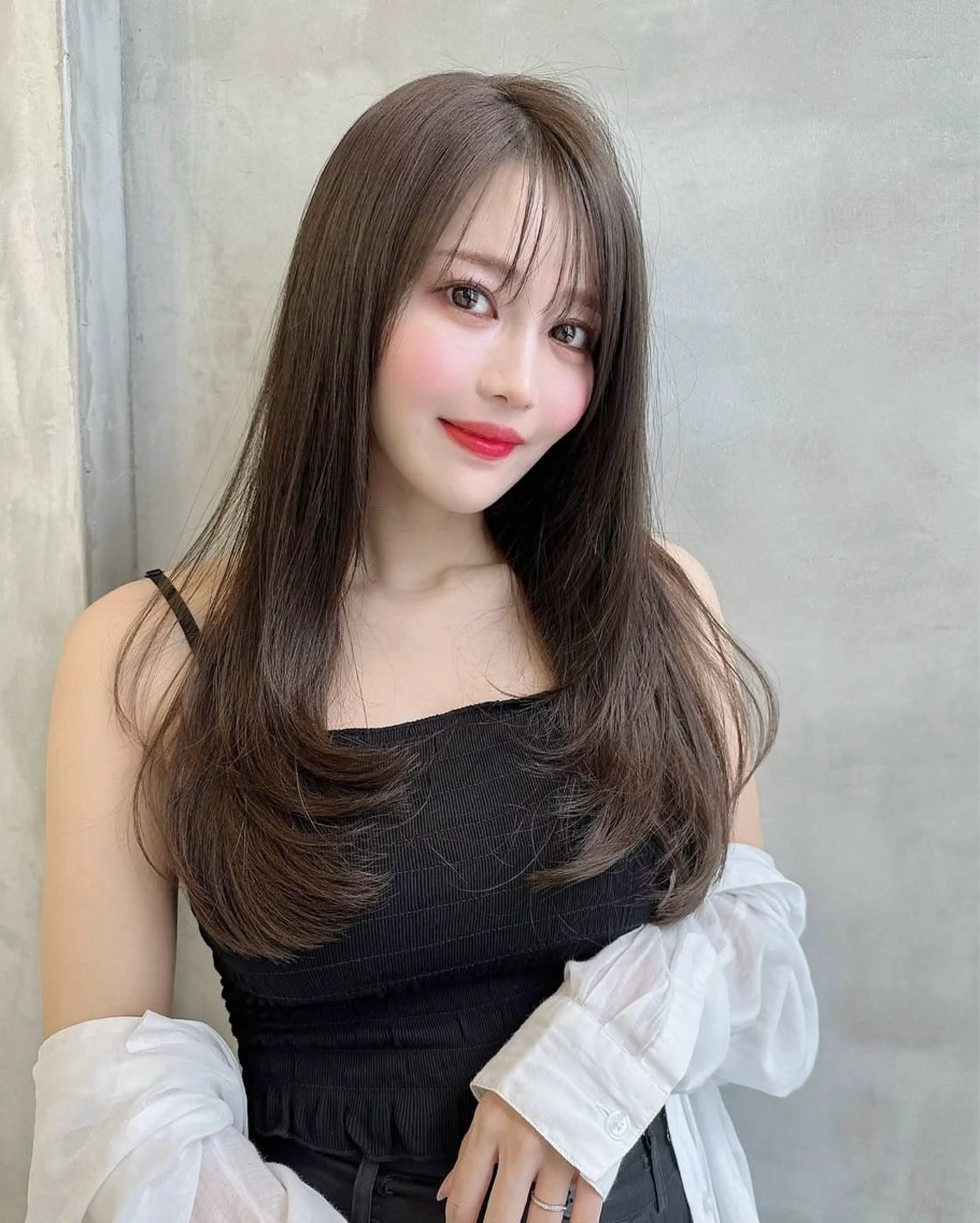 ロング ロングレイヤー レイヤーカット ロング 森田花菜/栄/透明感 グレージュ/艶カラーのヘアスタイル