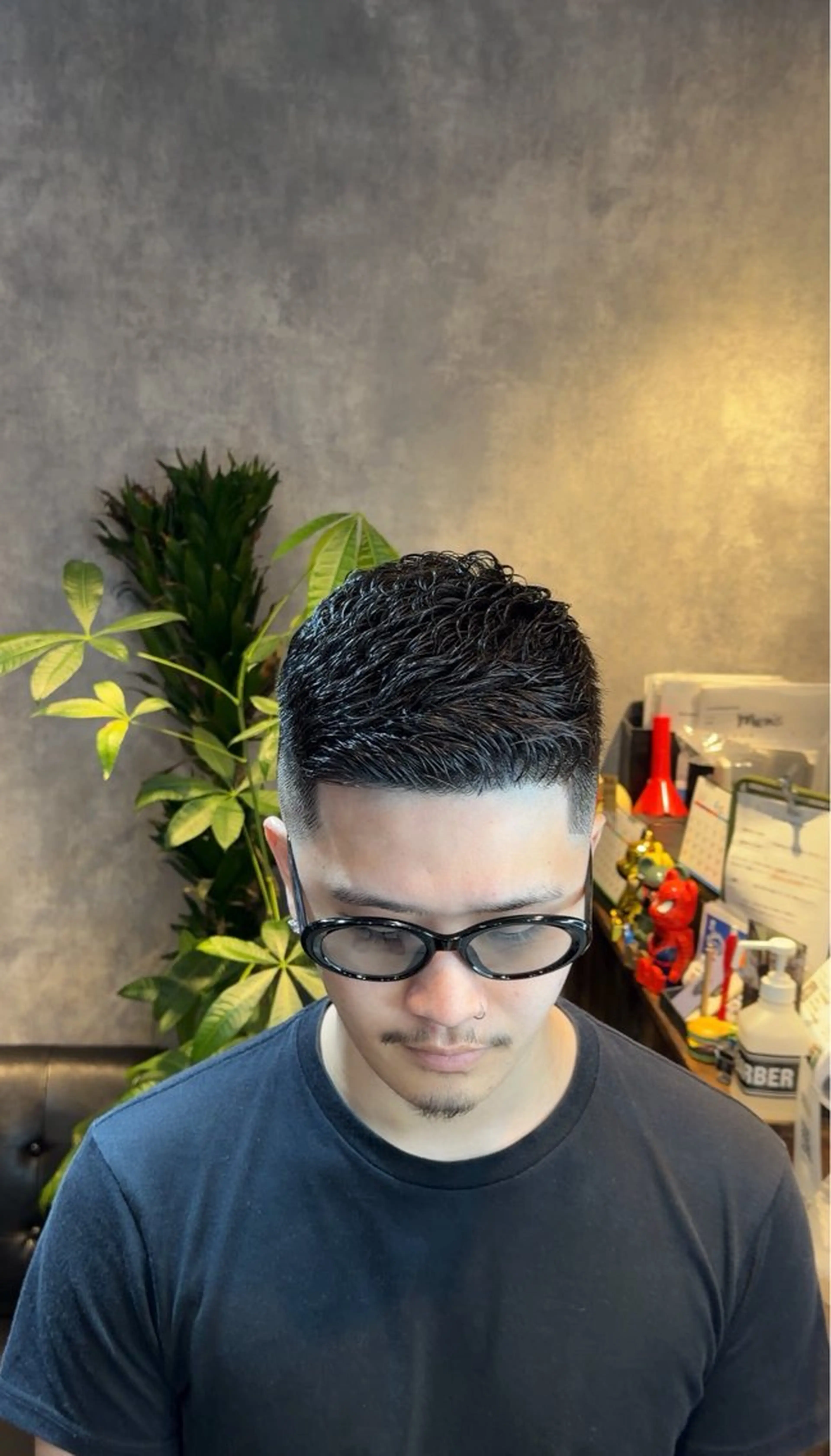 ショート メンズ フェードカット メンズパーマ 安立 玲於のヘアスタイル