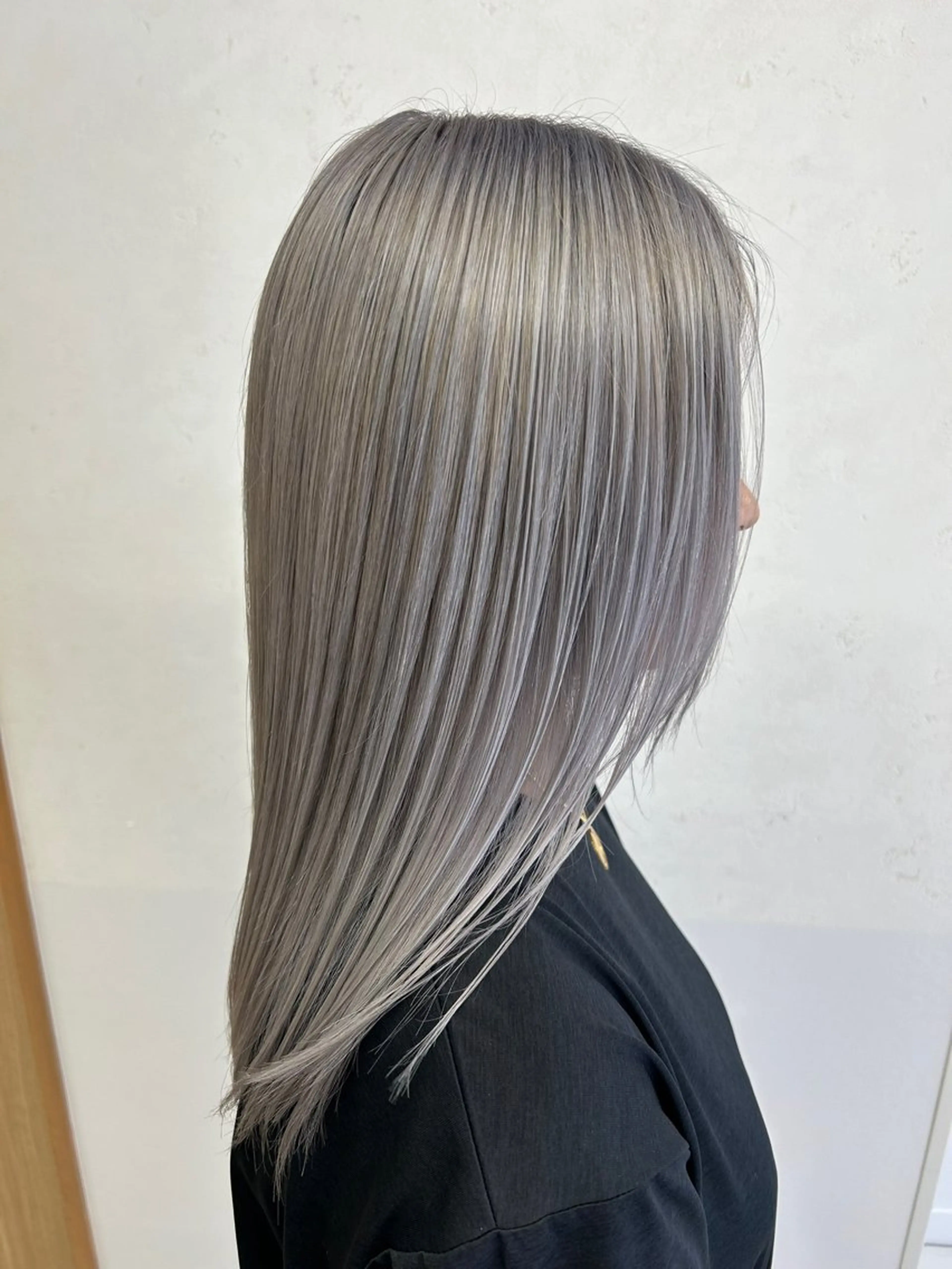 セミロング カラー シルバー 岡本 拓朗のヘアスタイル