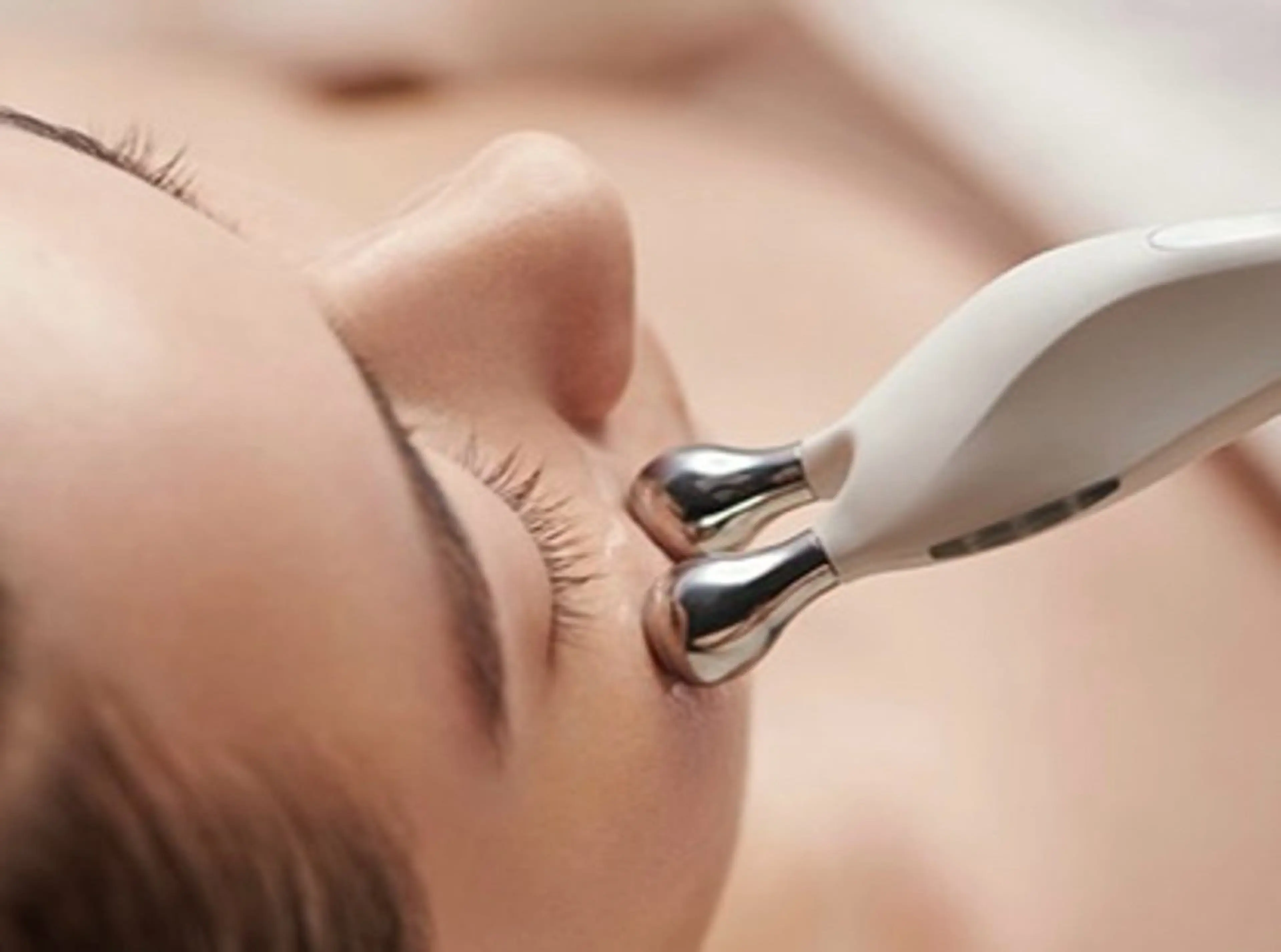 今話題の美顔器で小顔効果！EMS筋トレ＋フェイシャルマッサージ【無料肌分析付き】の写真