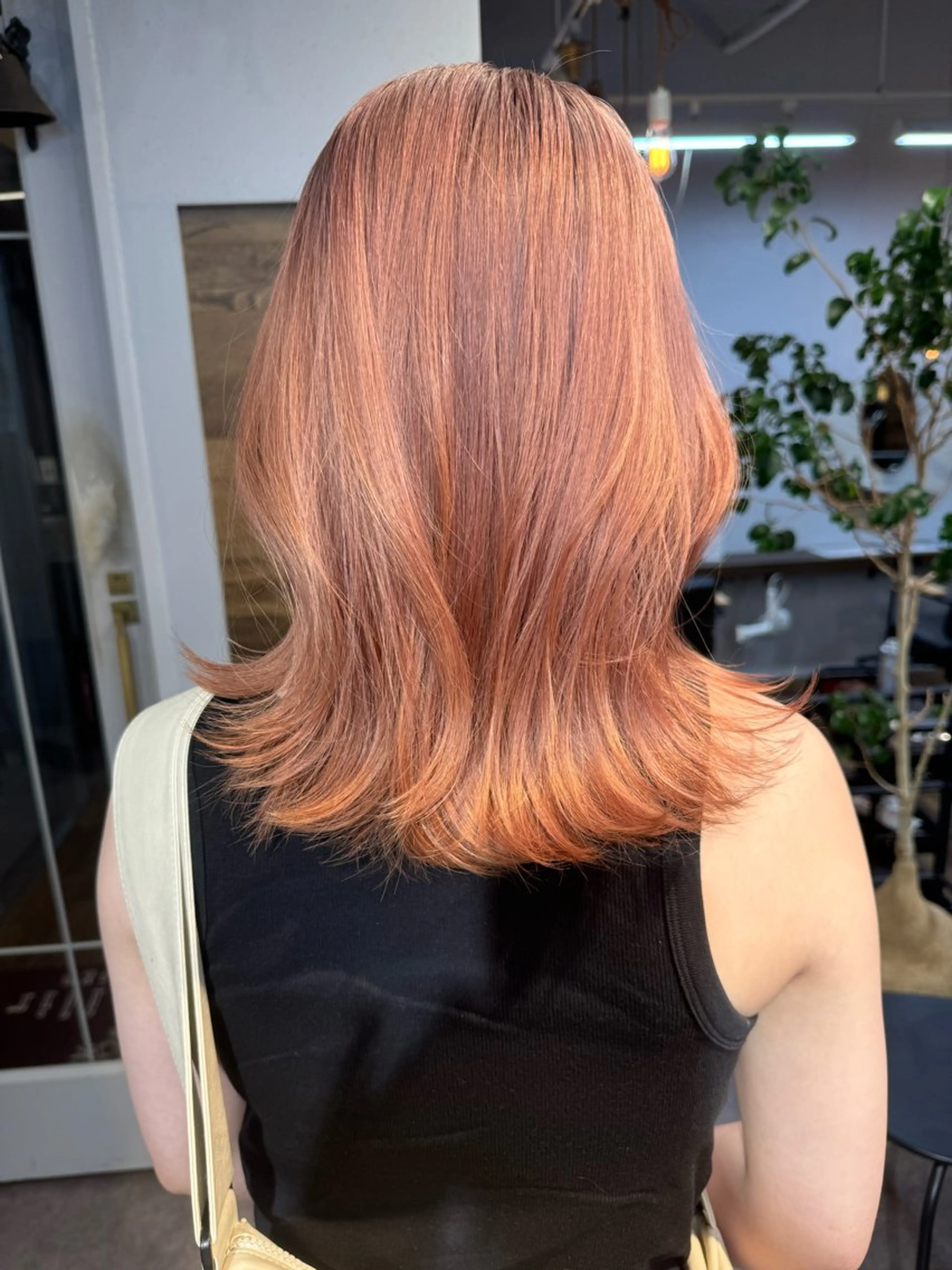 ミディアム カラー 赤みなしオリーブ ハイトーン×レイヤーのヘアスタイル