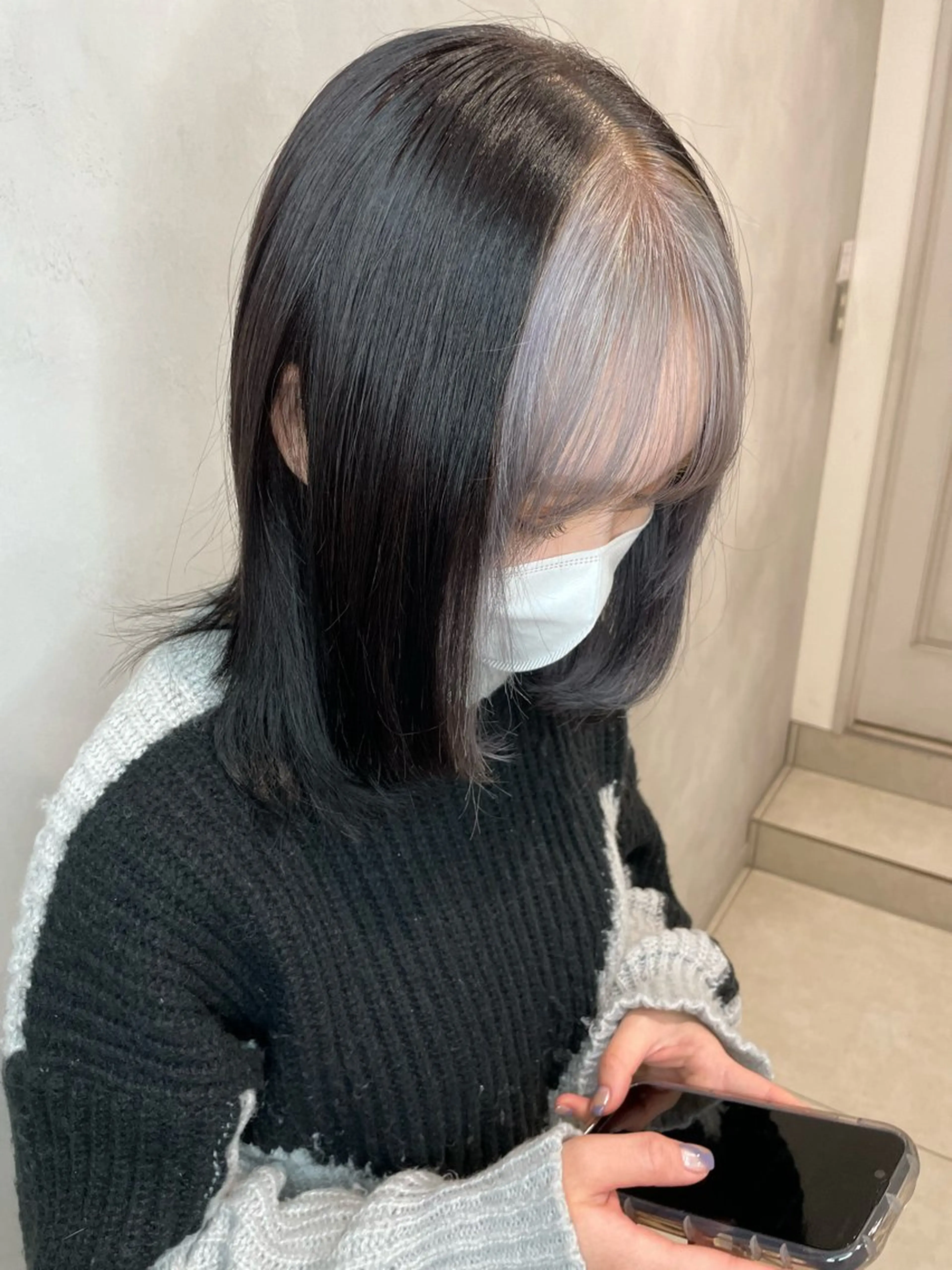 カラー ミストバング ブリーチ フェイスフレーミング シルバー 小板橋 菜月のヘアスタイル