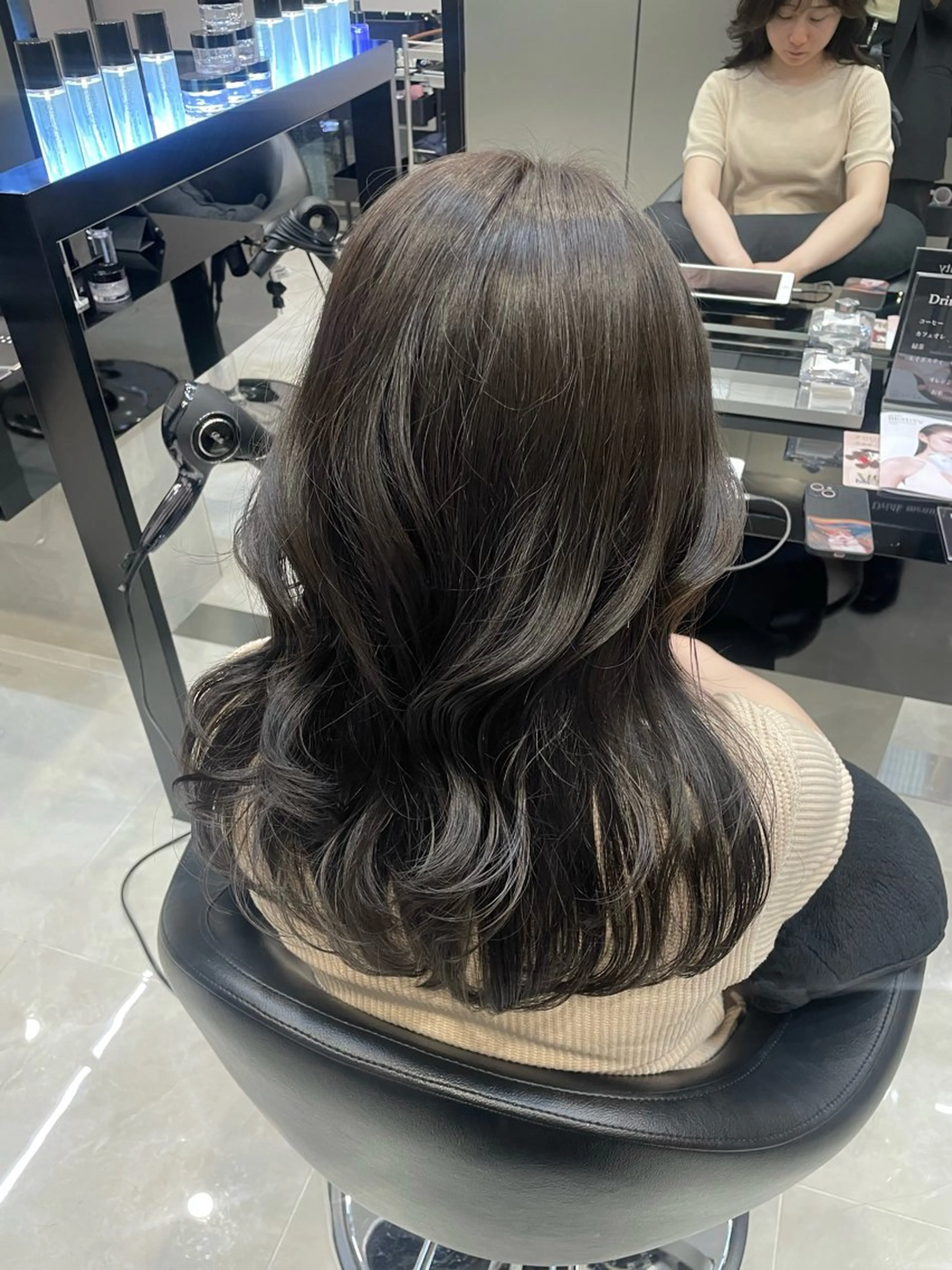 ロング カラー 秋屋 美々梨のヘアスタイル