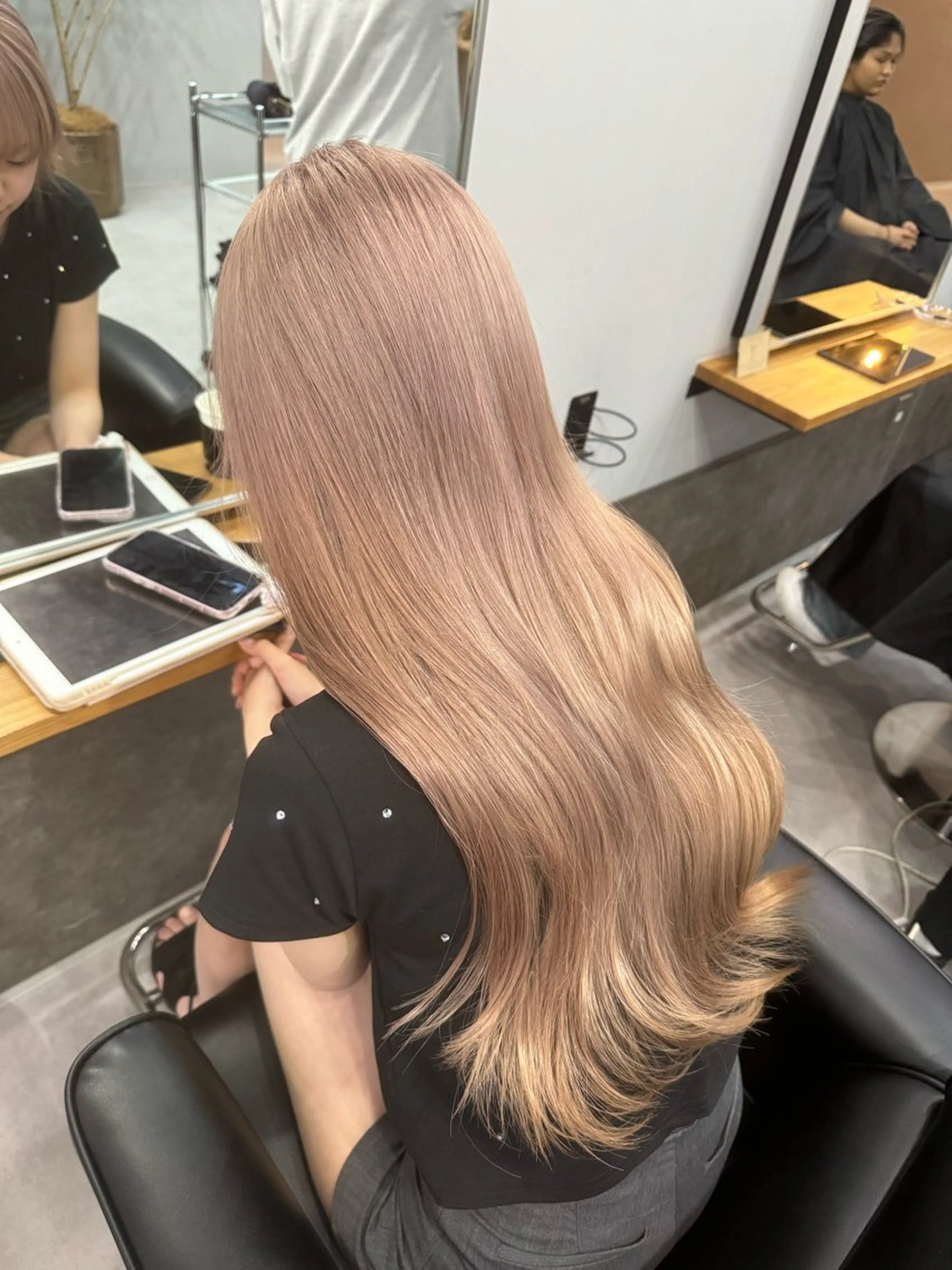 ロング カラー ミルクティーカラー グレージュ　高山慧輔のヘアスタイル