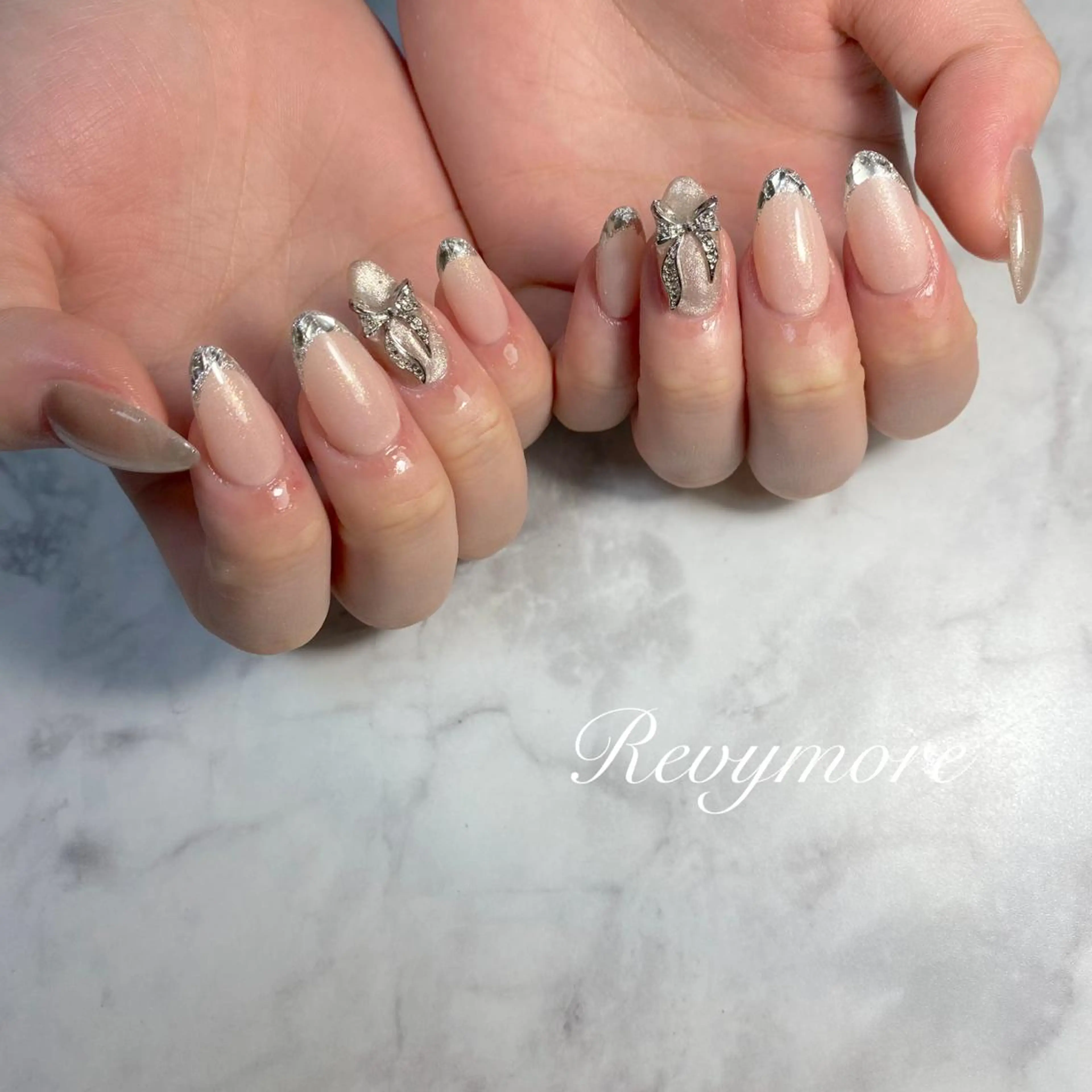 ミディアム ネイル 韓国風ヘア フレンチネイル ジェルネイル ガラスフレンチ キラキラネイル nail salon Revymoreのネイルデザイン