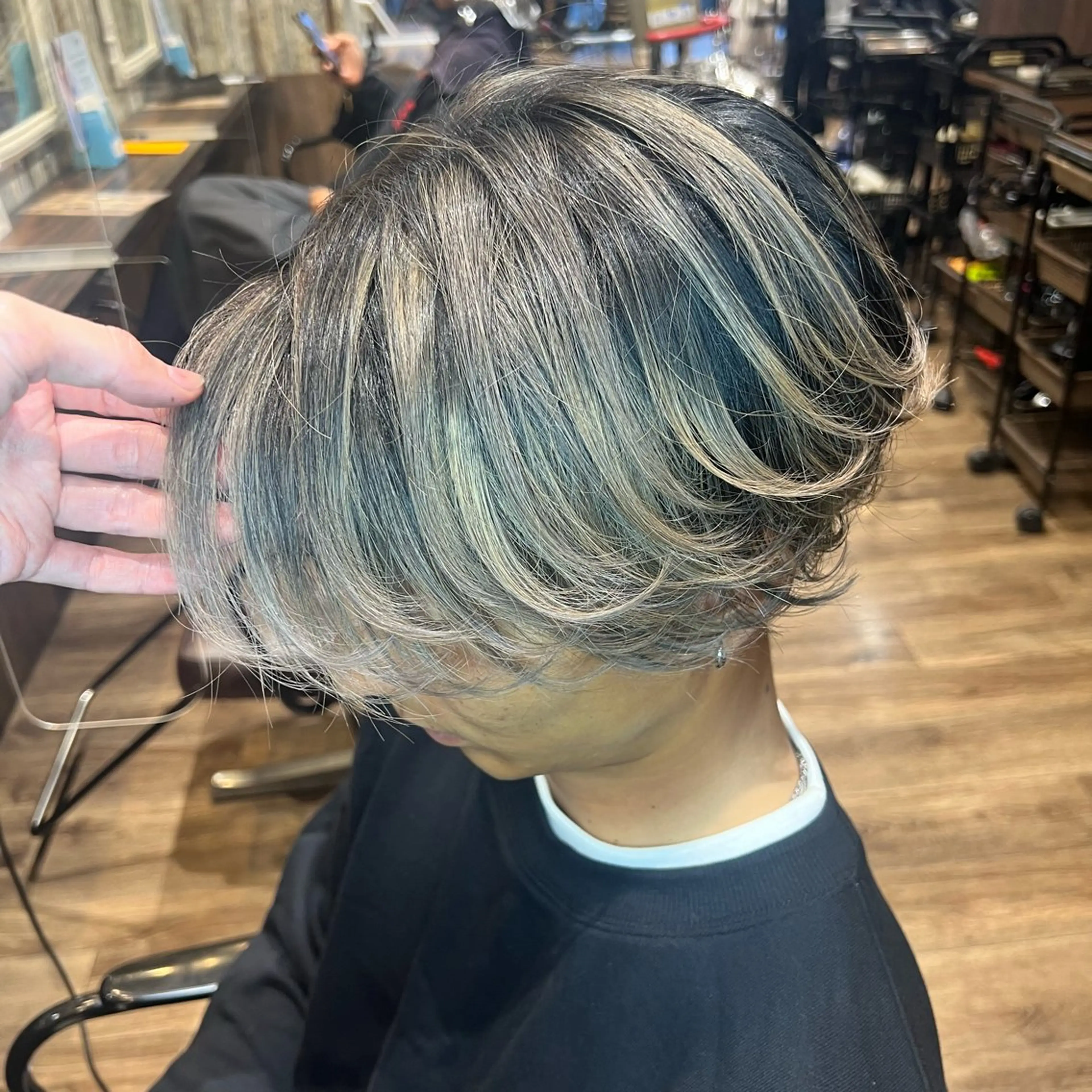 ショート カラー メンズ メンズバレイヤージュ センターパート バレイヤージュ レイヤーカット カット ヘアカラー メンズバレイヤージュ 井上辰則のヘアスタイル