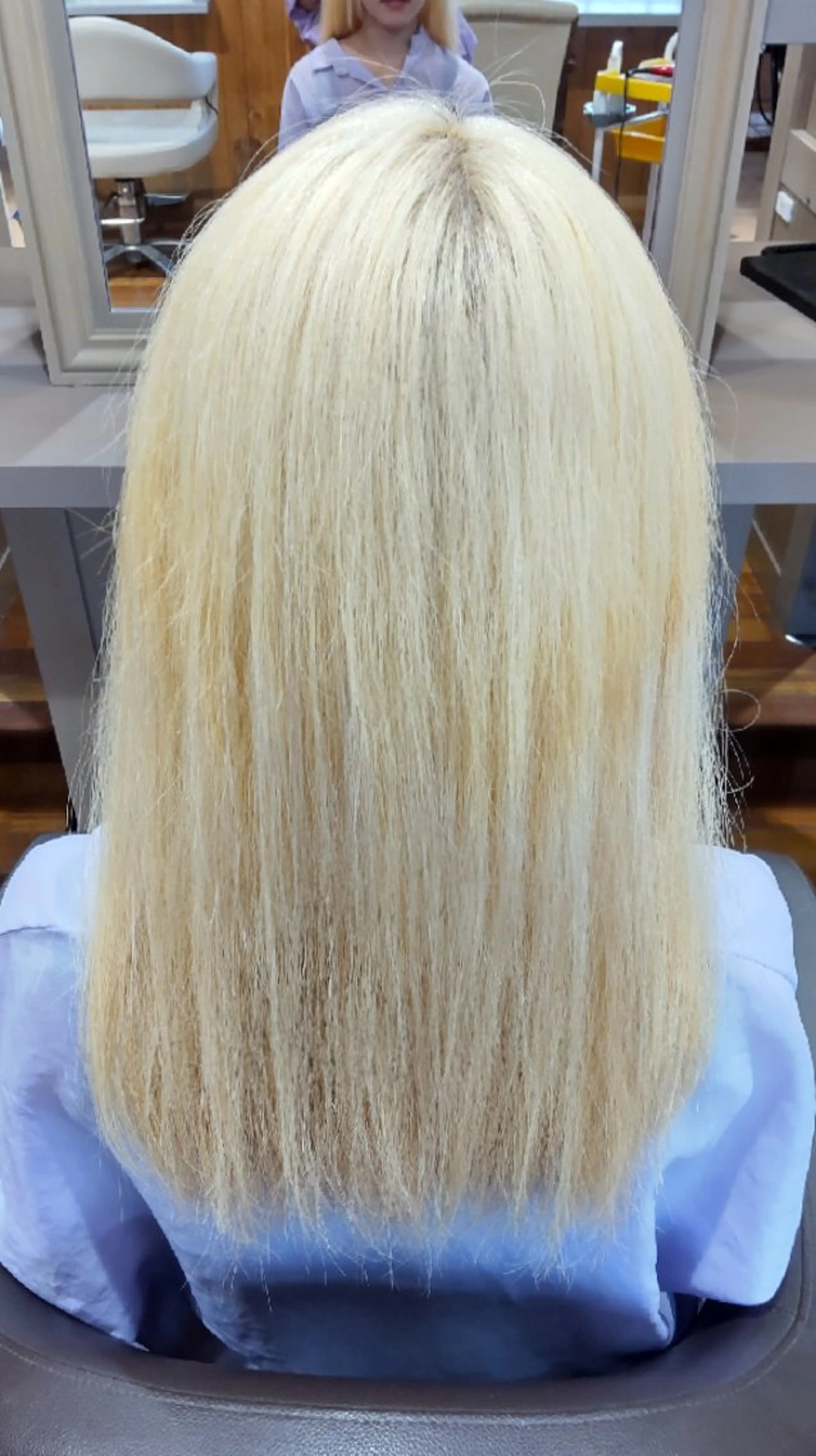 セミロング カラー 抜きっぱなしブロンド グラデーションカラー もり はなののヘアスタイル