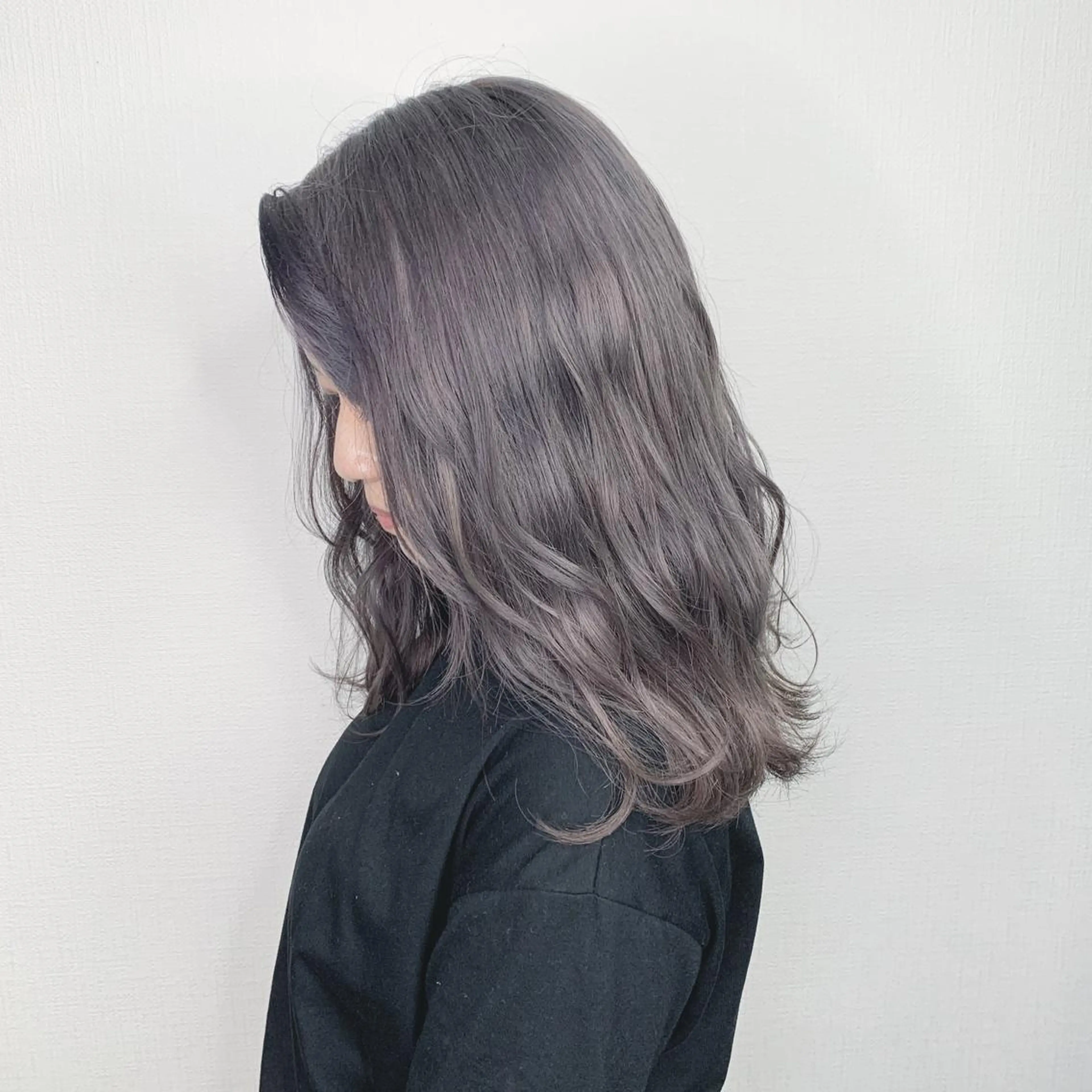 セミロング カラー ブリーチ シルバー ヘアカラー 袴田 伊代のヘアスタイル