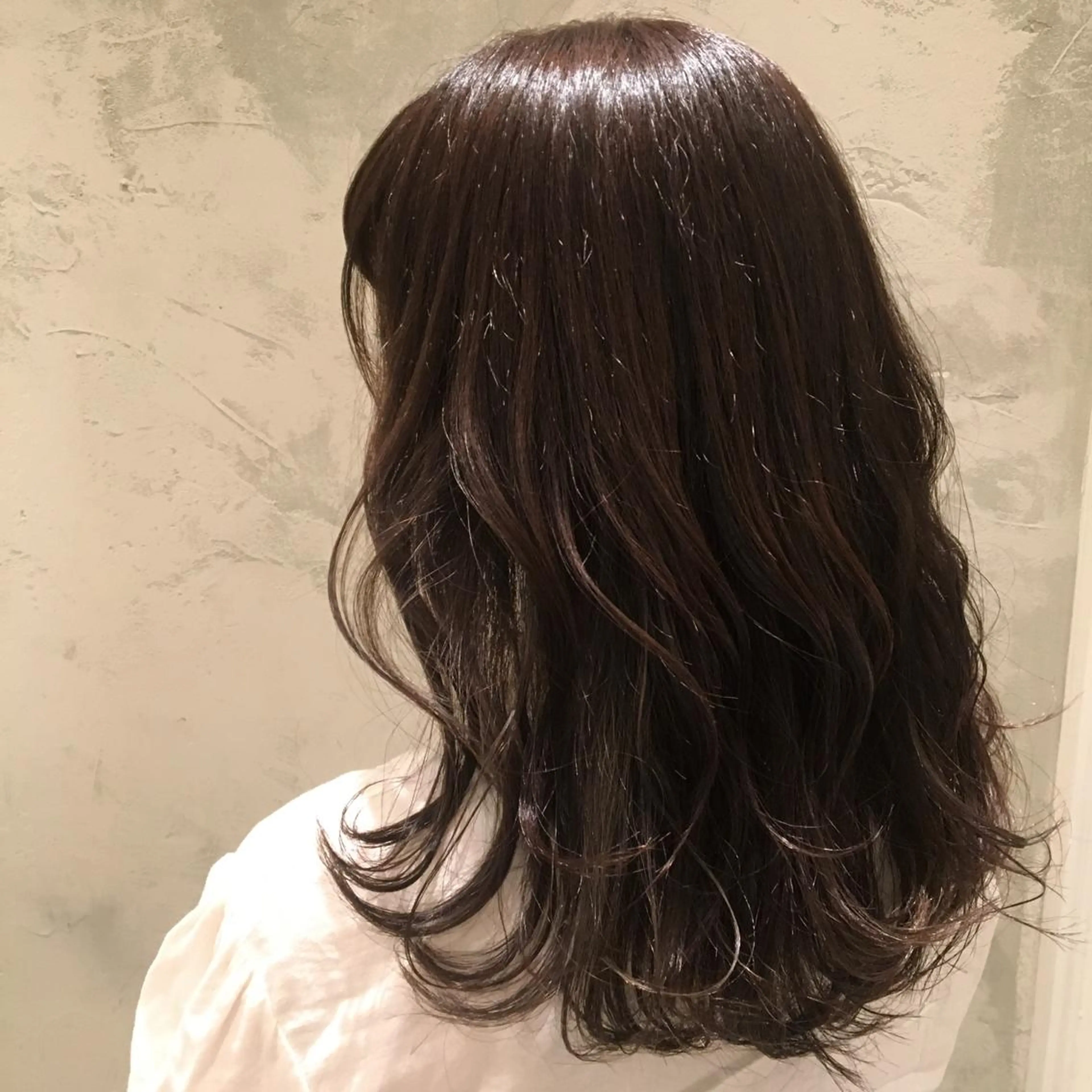 ロング SAKINO． ベージュカラーのヘアスタイル