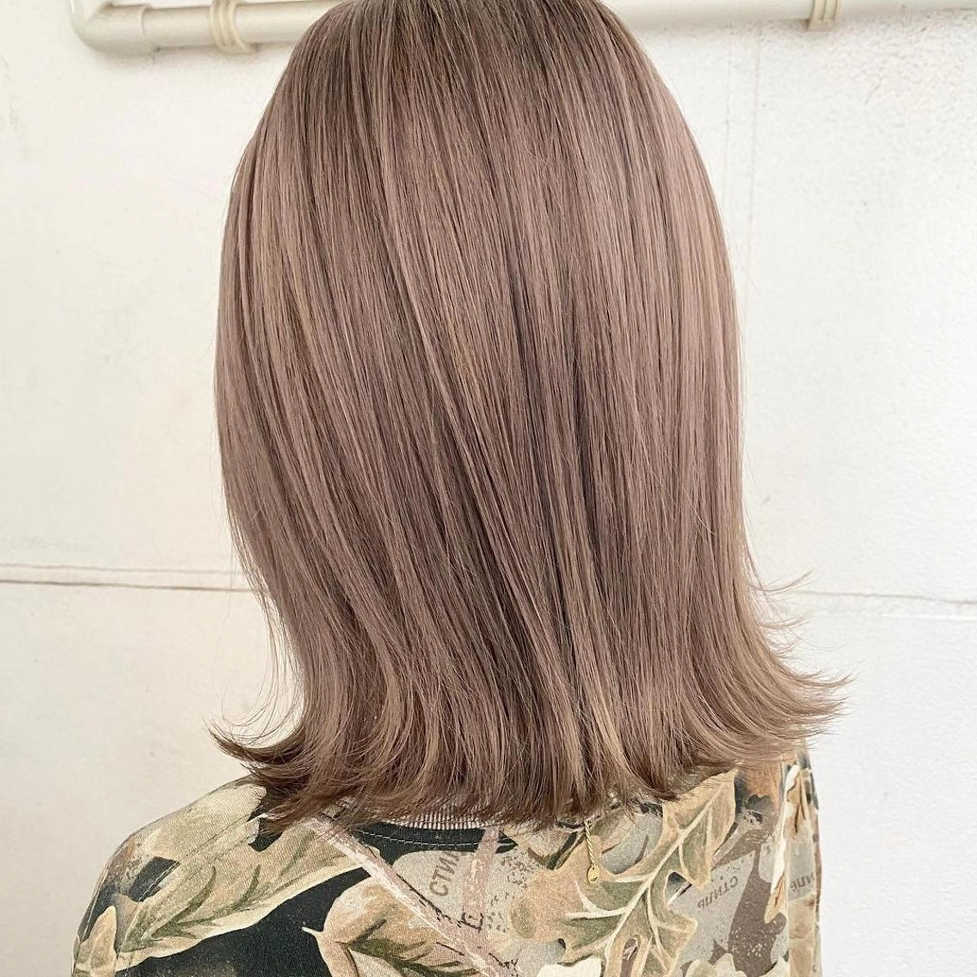 ミディアム カラー ベージュカラー ブリーチ ハイトーンカラー ピンクカラー ピンクベージュ カット ヘアカラー トリートメント 福西 洋斗のヘアスタイル