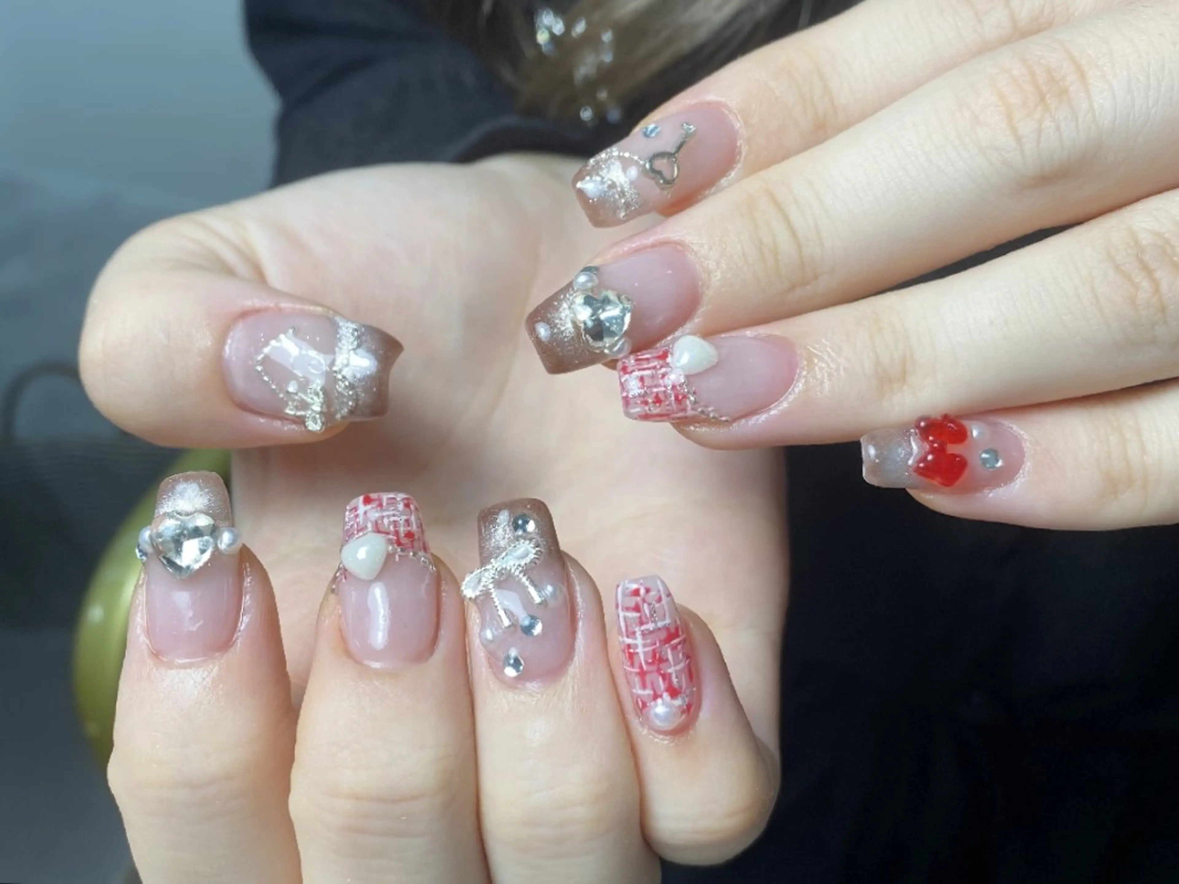 ネイル チークネイル フレンチネイル ジェルネイル ガーリー キラキラネイル ハンドネイル UM Nail Salonのネイルデザイン