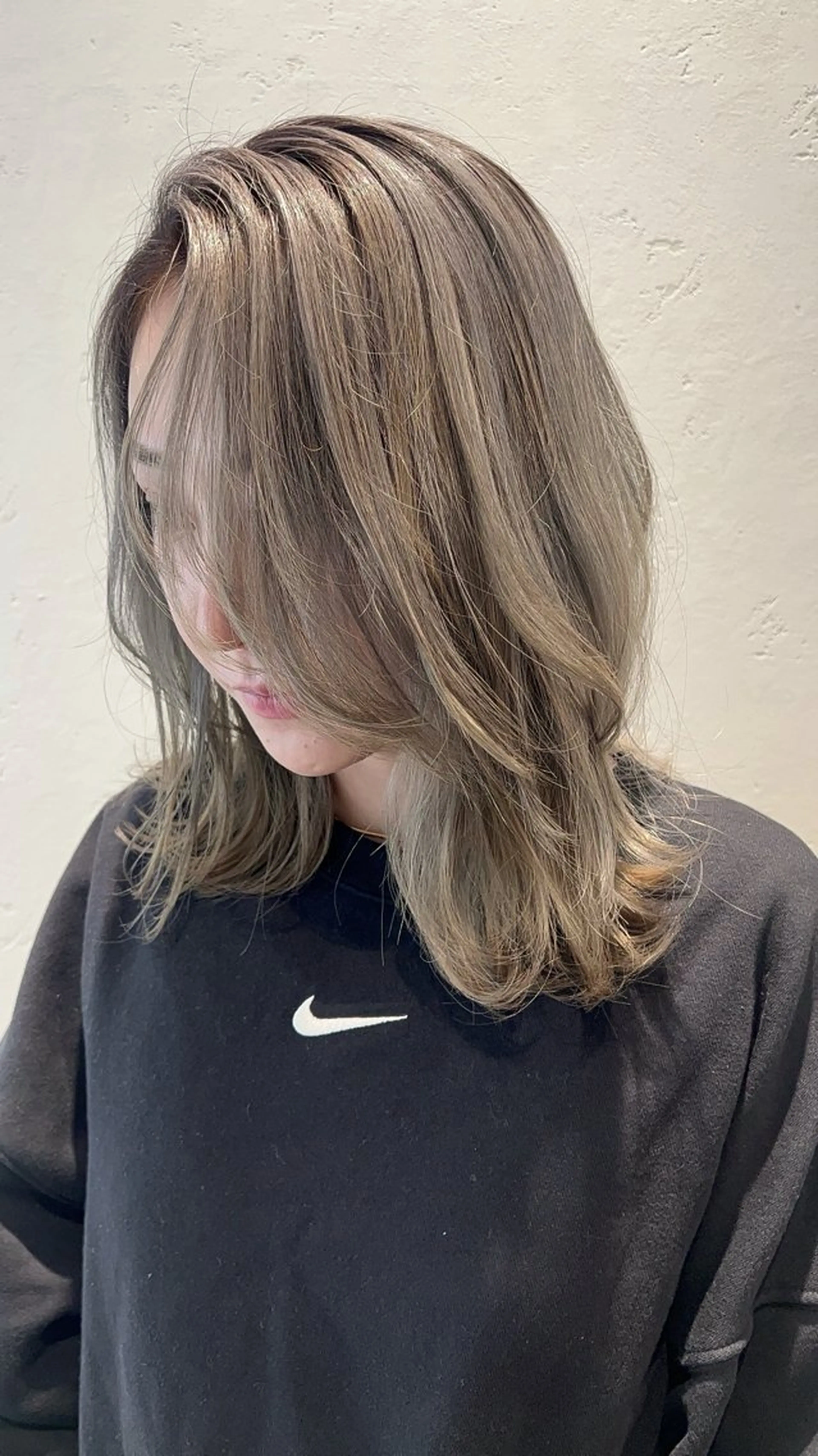 ミディアム カラー アッシュ ベージュカラー レイヤーカット 松本 明日可のヘアスタイル