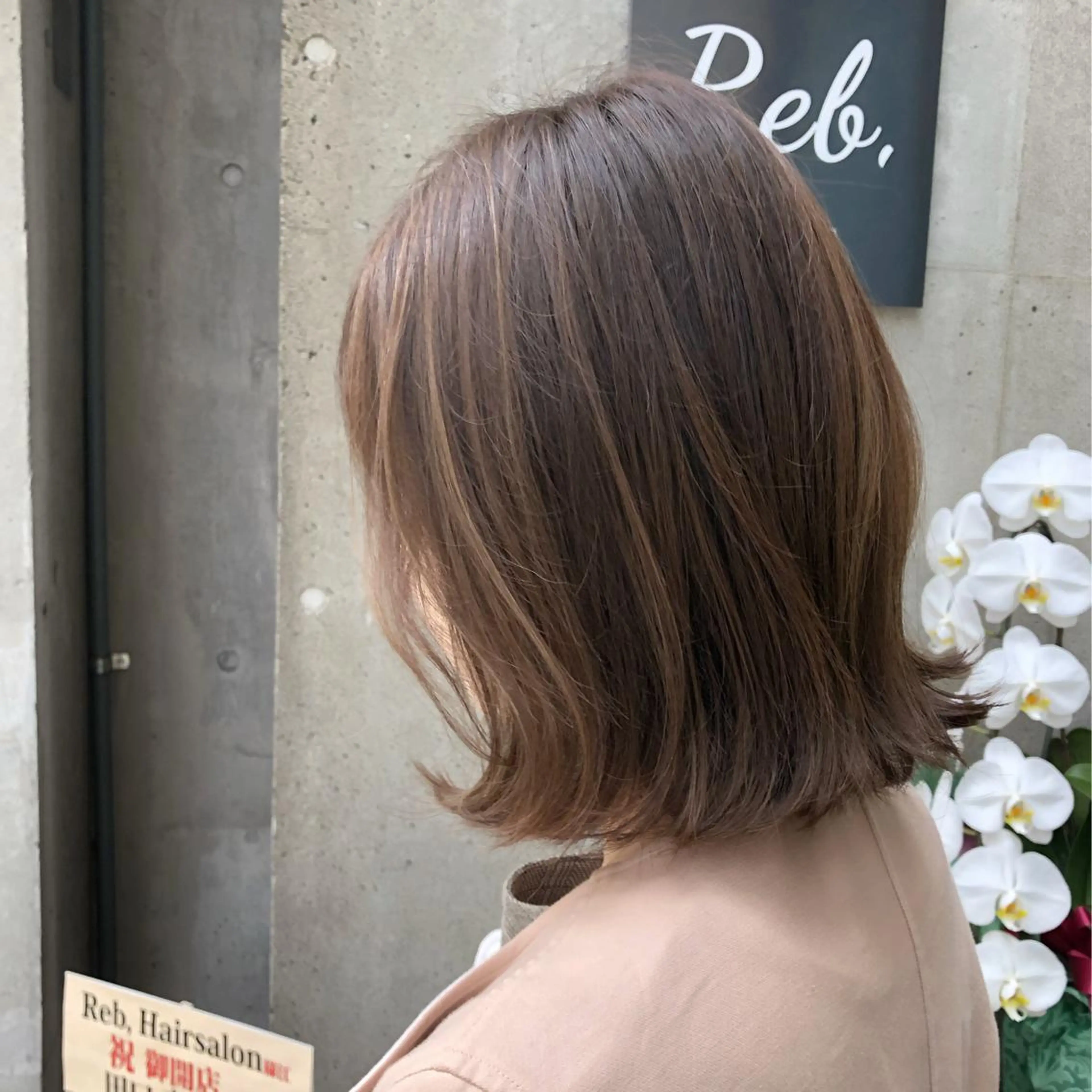 ショート カラー ネイル ハイライトカラー ボブ ハイライト 外ハネヘア 中山 天地のヘアスタイル